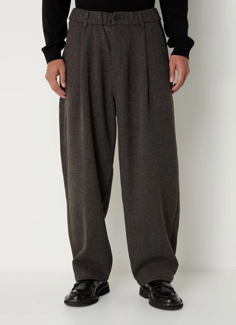 Pantaloni Felix de la Frankie Shop, lejeri, texturați.