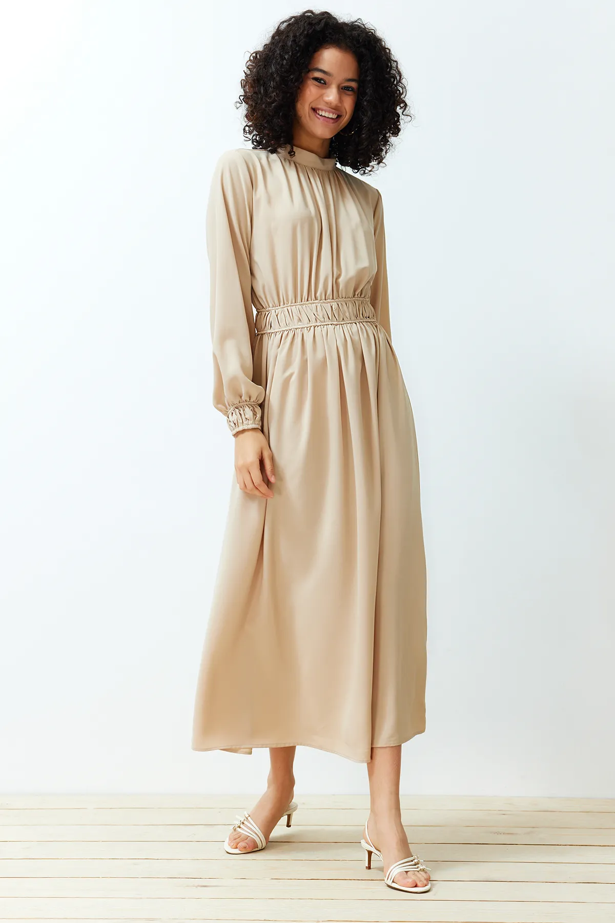 Trendyol Modest  Beigefarbenes, detailliertes, gewebtes Kleid mit Stehkragen, Taille und Ärmeln TCTSS24EB00083