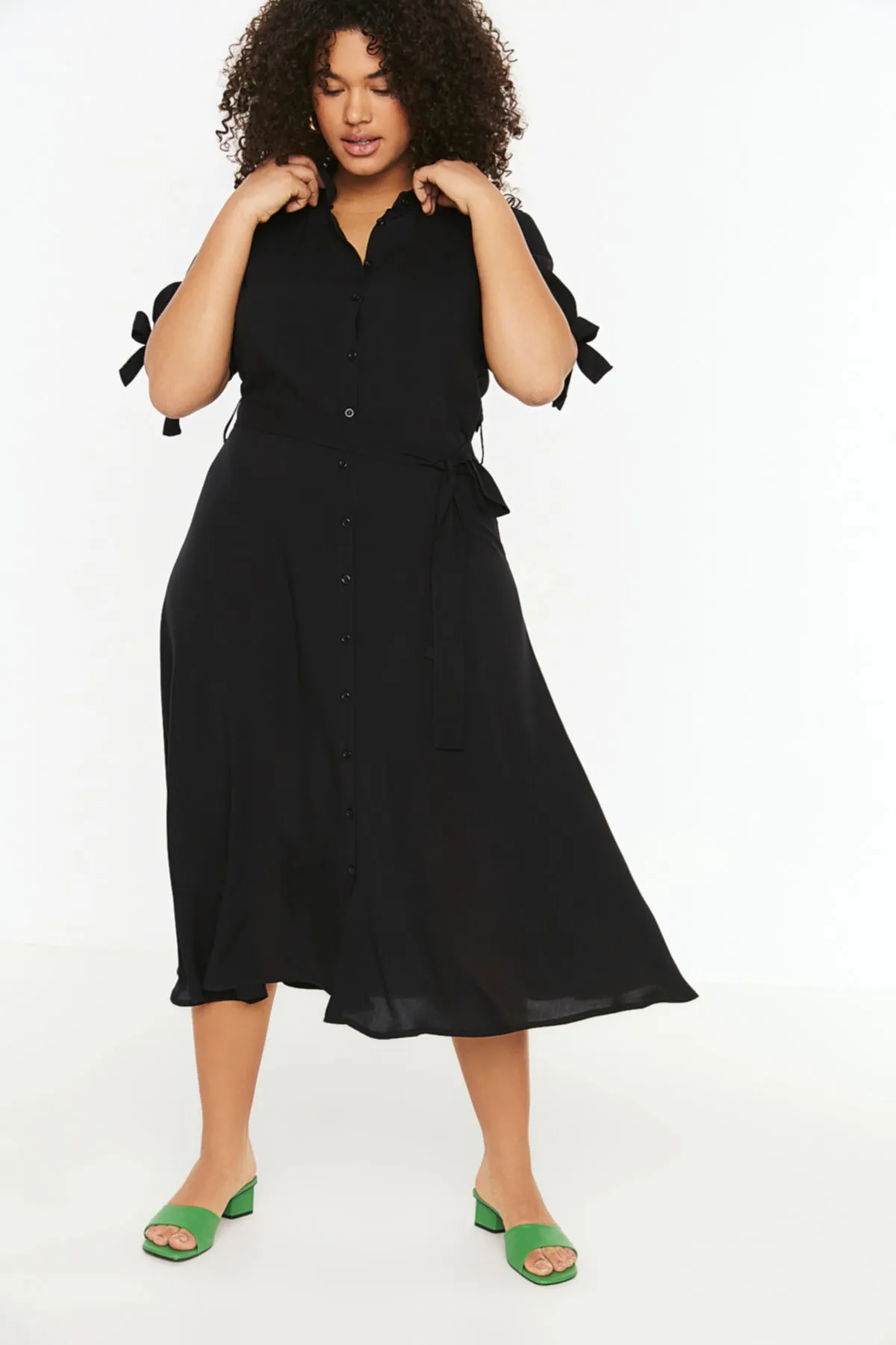 Trendyol Curve  Schwarzes gewebtes Kleid mit Knöpfen und Gürtel TBBSS22EL1603