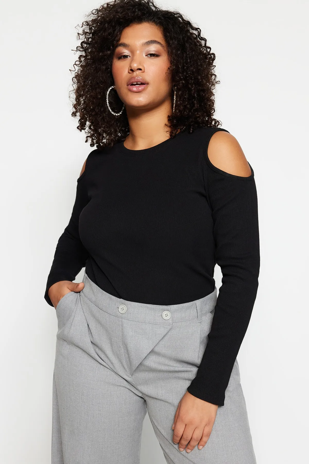 Trendyol Curve  Schwarze Strickbluse mit Schulterdetails TBSSS22AF0045