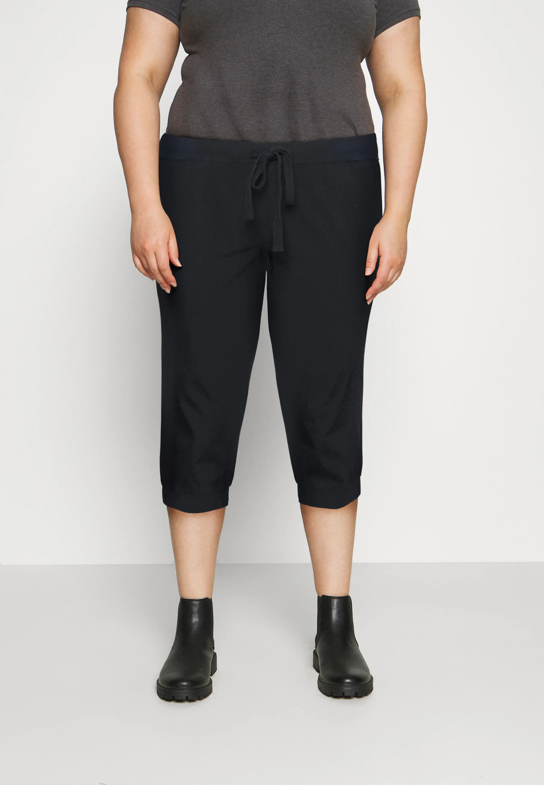 Pantalones capri Kaffe Curve - Pantalones cortos