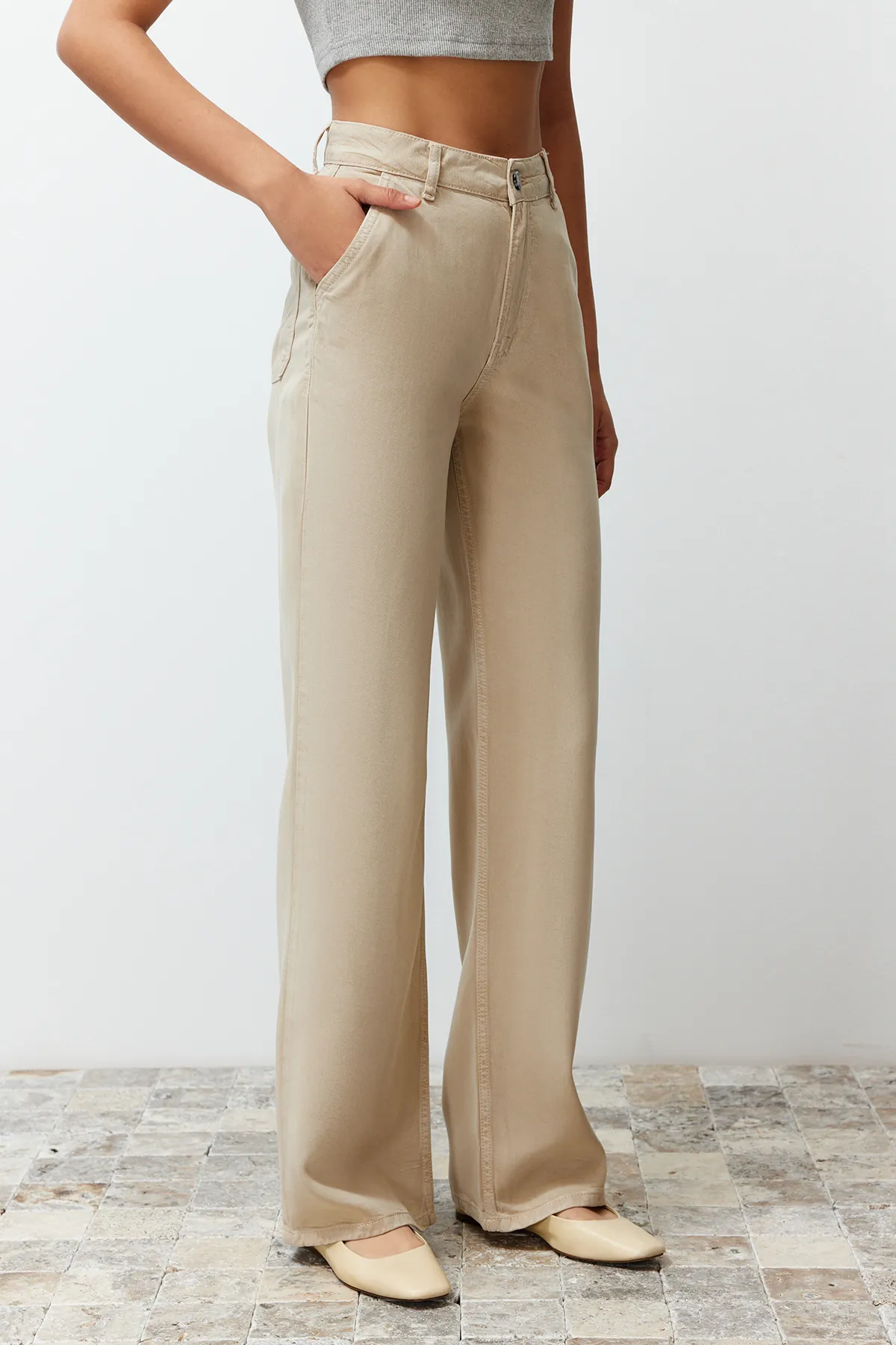 Trendyol Collection  Beige Jeans mit niedriger Taille und weitem Bein, 100 % Tencel™ TWOSS23JE00219