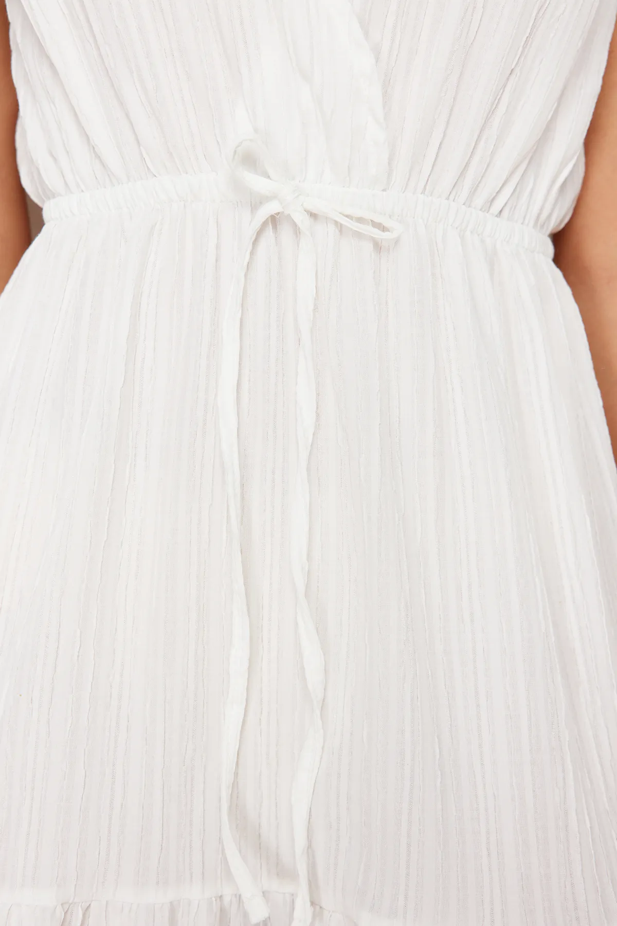 Trendyol Collection  Ecrufarbenes, gewebtes, gerafftes Maxi-Strandkleid TBESS24EL00089