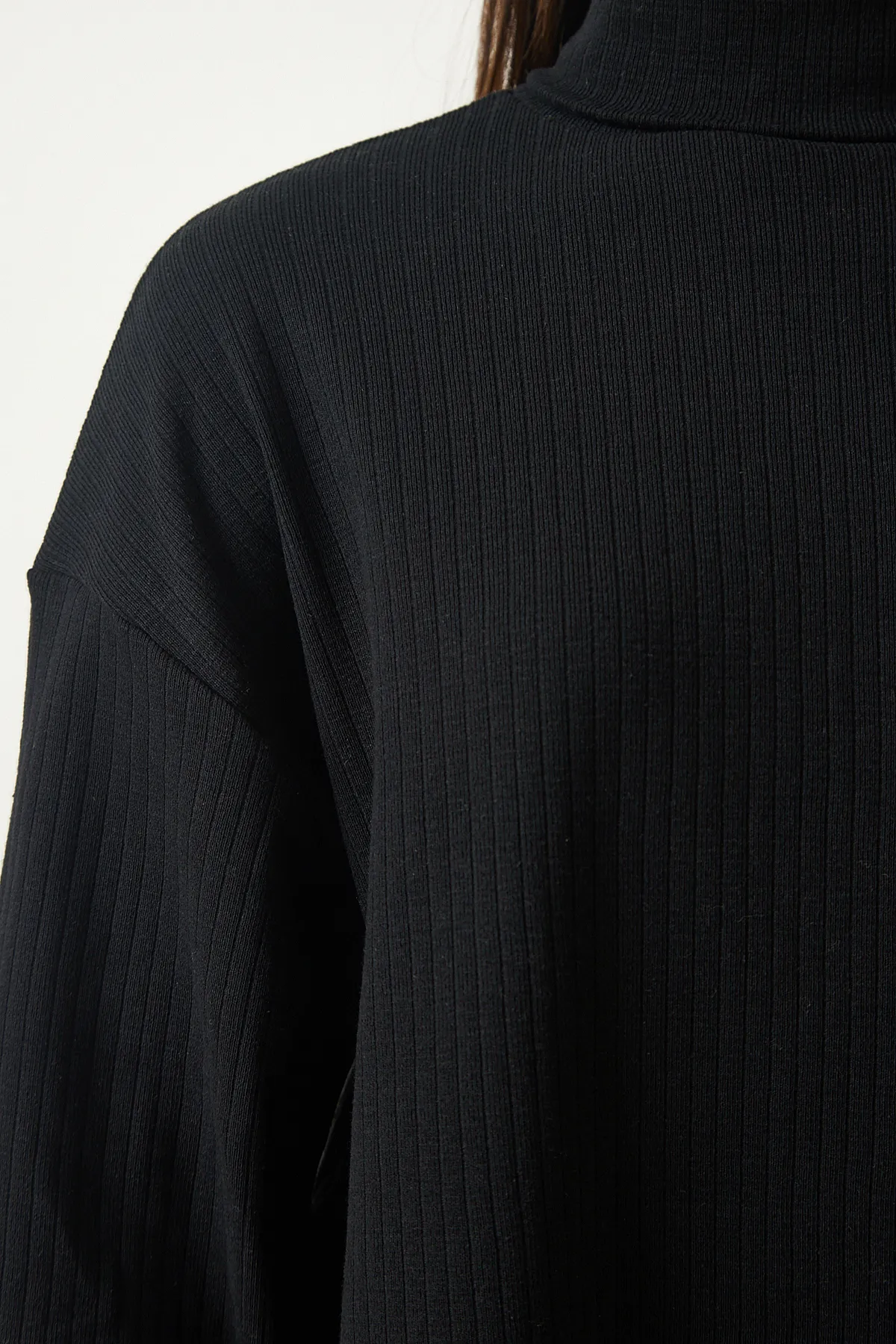 Happiness İstanbul  Schwarze, gerippte, übergroße Strickbluse mit Rollkragen für Damen UB00213