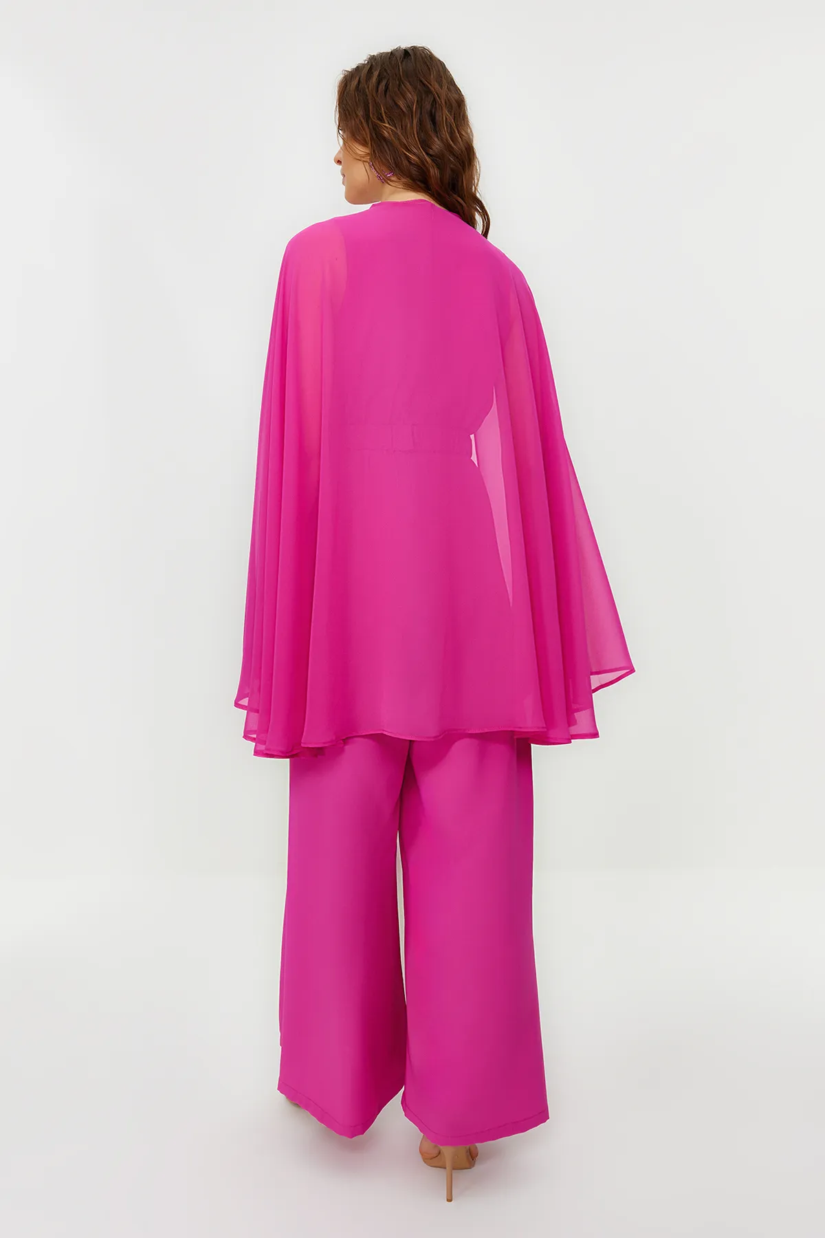 Trendyol Modest  Abendkleid-Overall aus Chiffon mit Cape und Satin in Fuchsia mit Blumengürtel TCTSS24DB00010