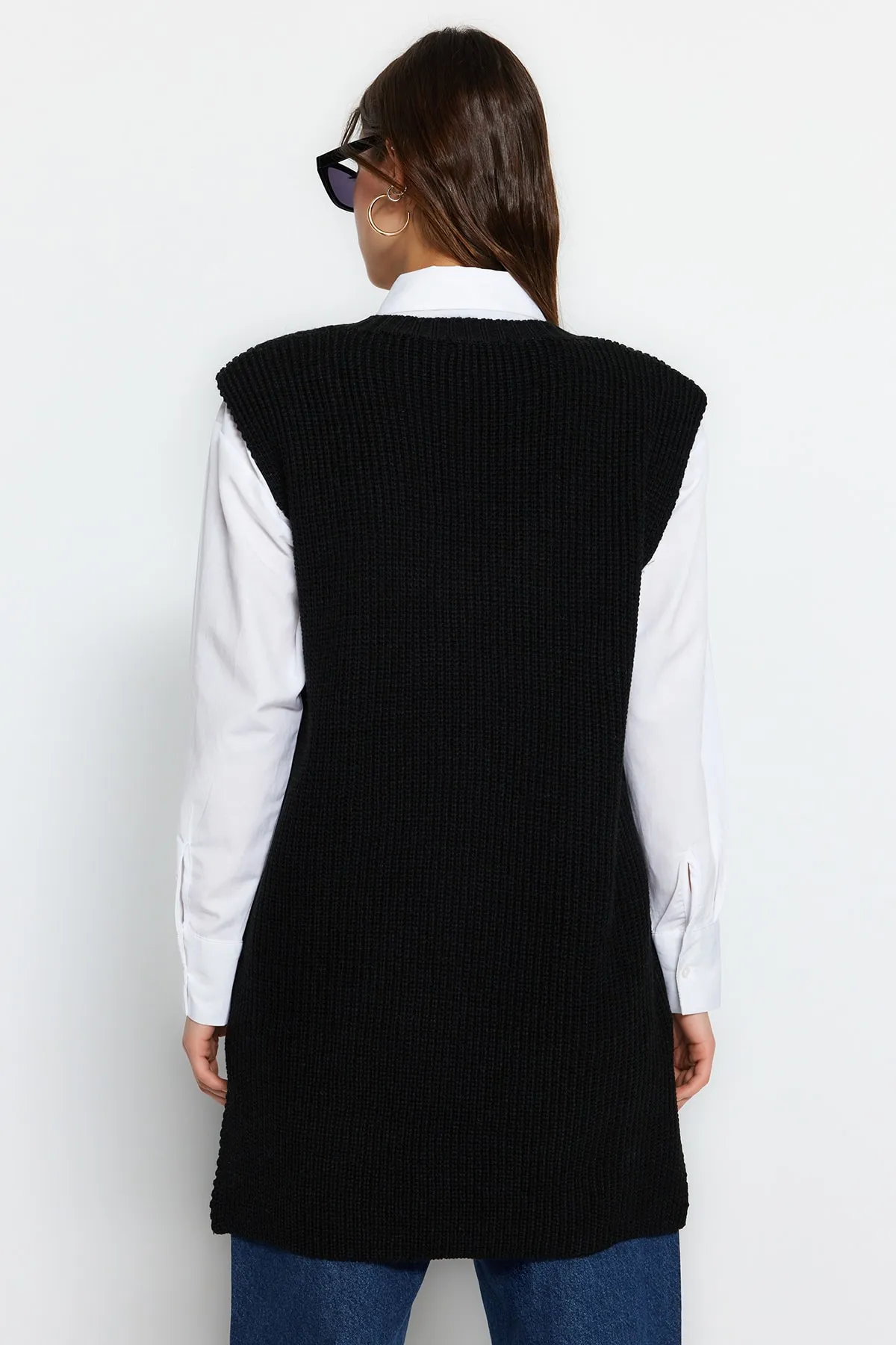 Trendyol Modest  Schwarzer Selanik-Strickpullover mit Schlitz und V-Ausschnitt TCTAW24UV00003