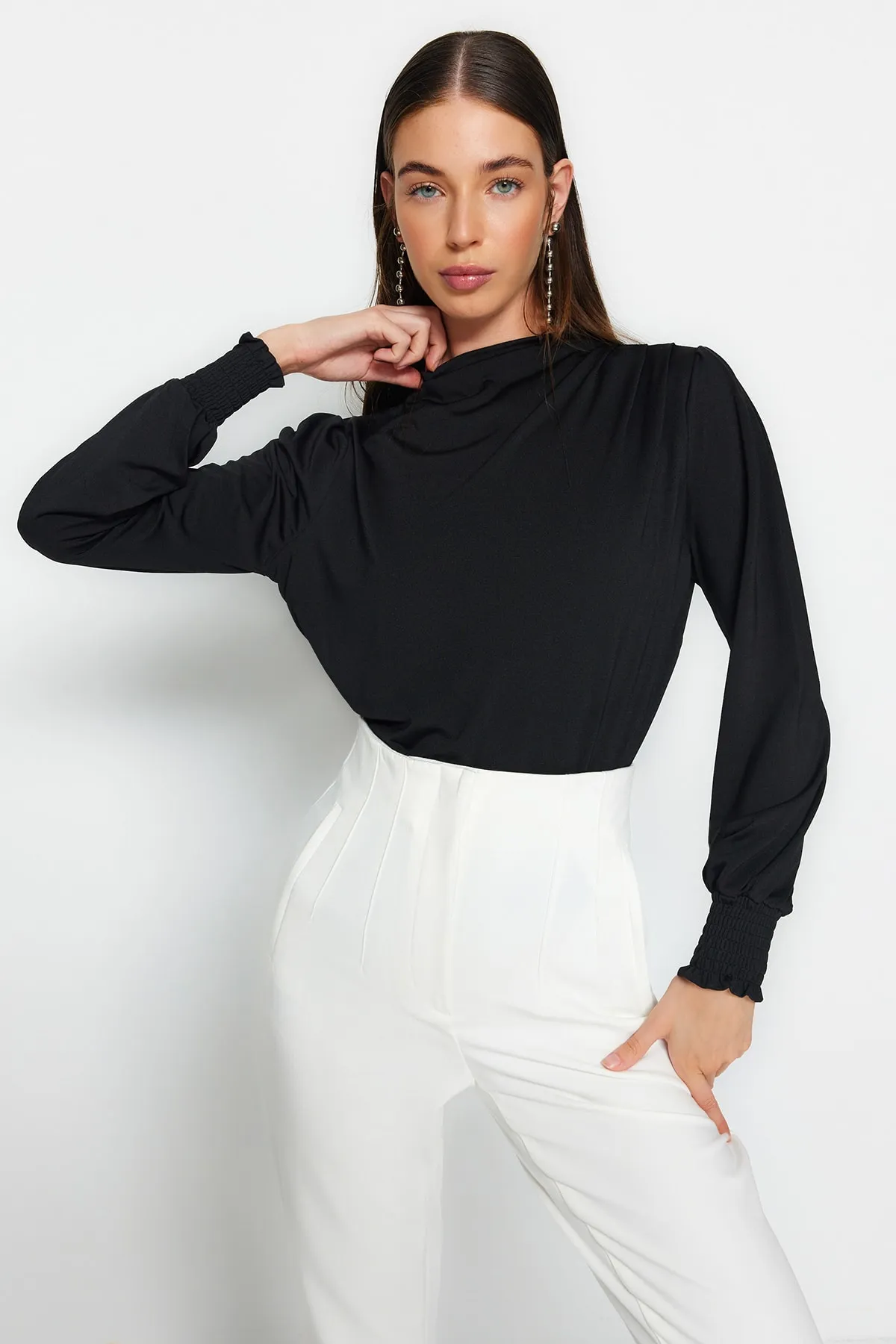 Trendyol Collection  Schwarze, hochgeschlossene, reguläre Passform, flexible Strickbluse mit Gipe-Detail und TWOAW24BZ00022