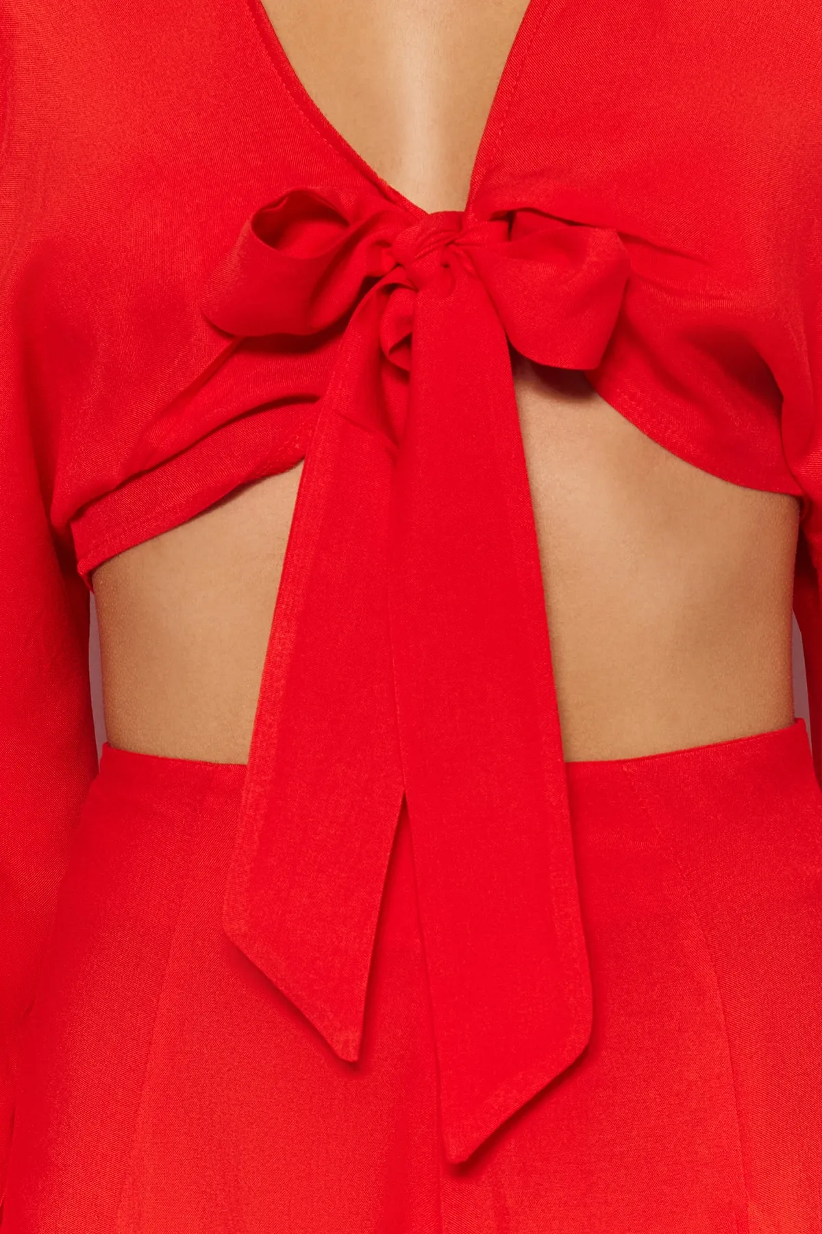 Trendyol Collection  Rotes Set aus gewebter Rüschenbluse und Shorts TBESS23AU00128