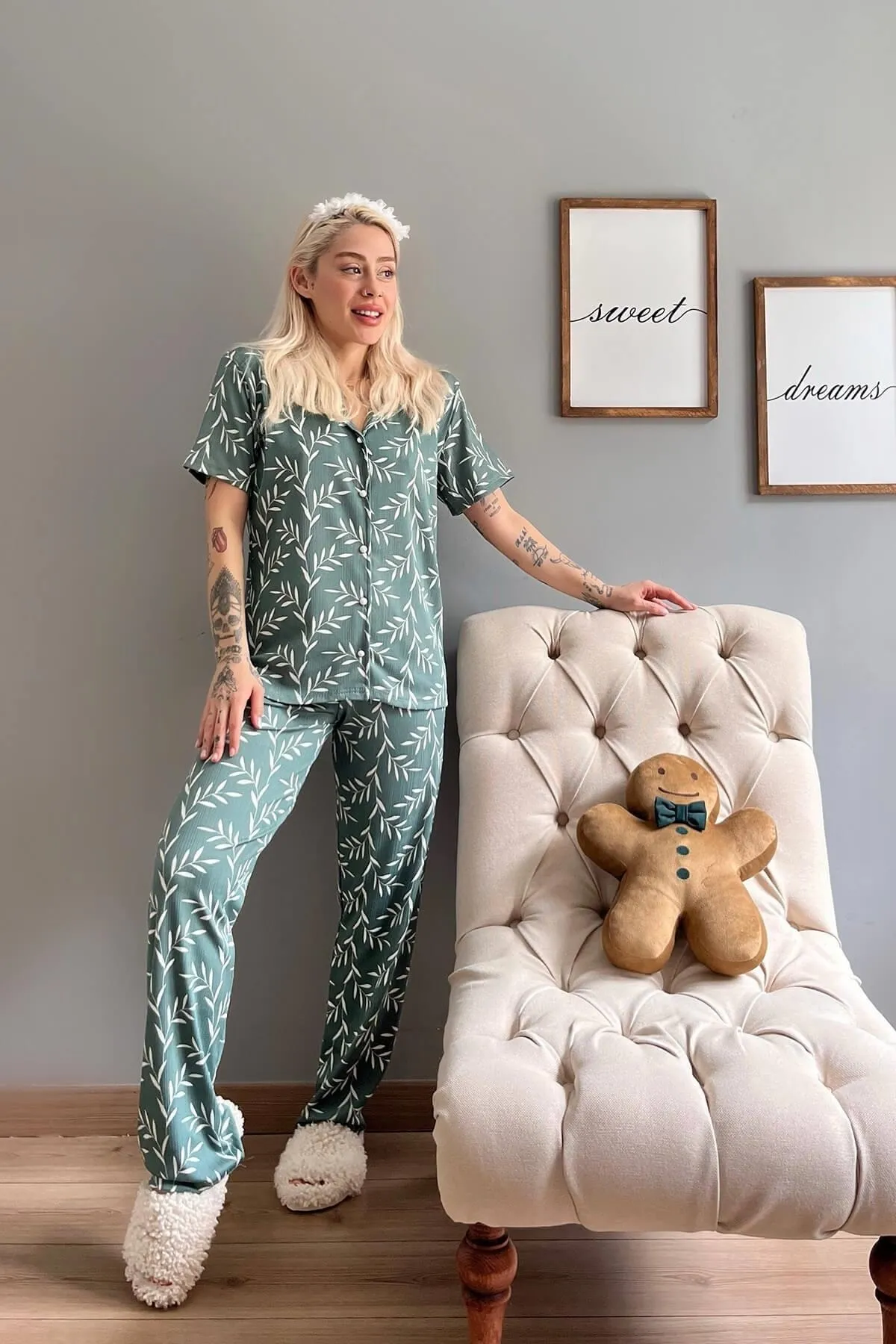 Pijamaevi  Kurzärmliger Damen-Pyjama mit grünem Olivenzweigmuster und gestrickter Vorderseite und Knöpfen