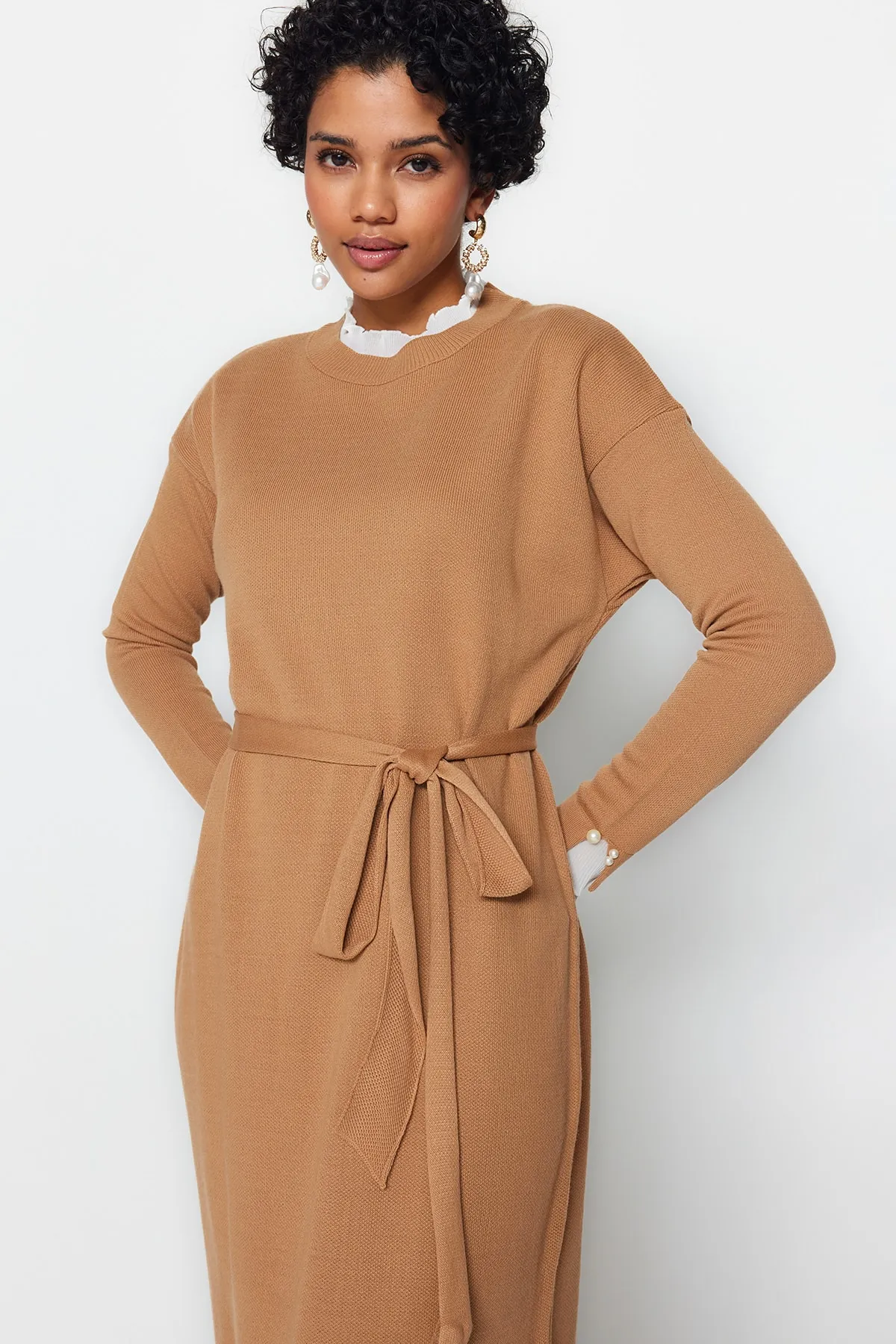 Trendyol Modest  Kamelfarbenes Strickkleid mit Perlendetail TCTAW24EB00001