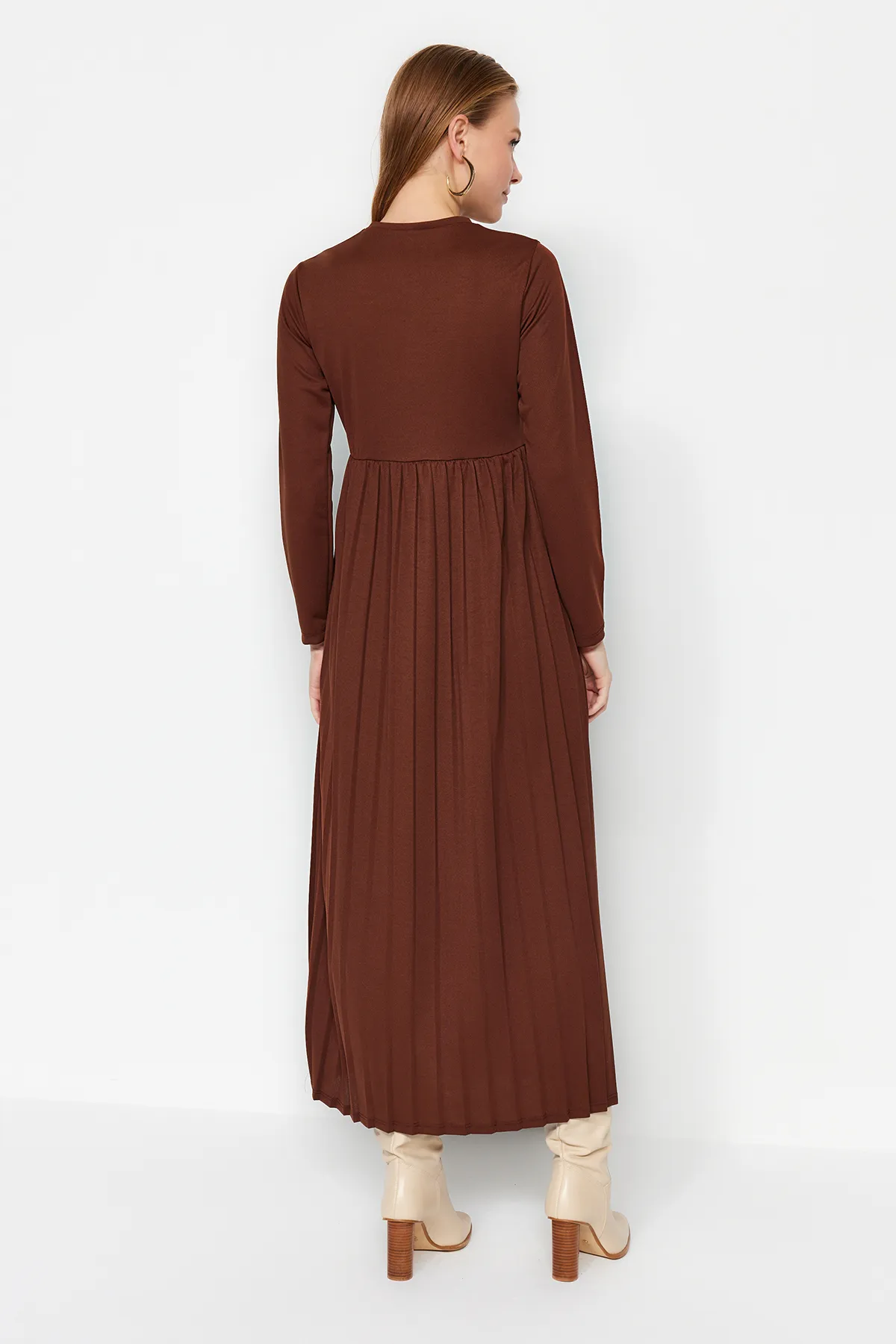 Trendyol Modest  Braunes, plissiertes Scuba-Strickkleid mit Rock TCTAW24EL00000