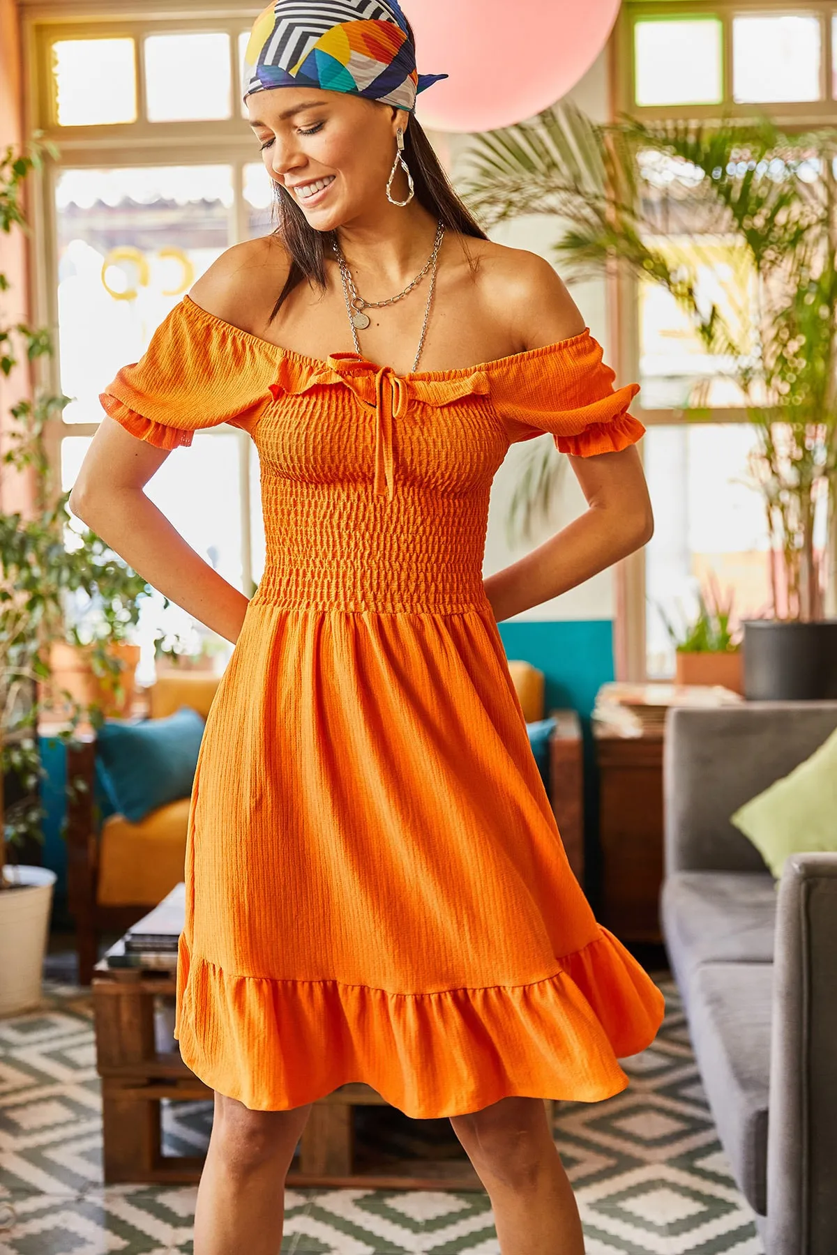 Olalook  Orangefarbenes, ausgestelltes Kleid mit Gimped-Kragen und Bindegürtel für Damen