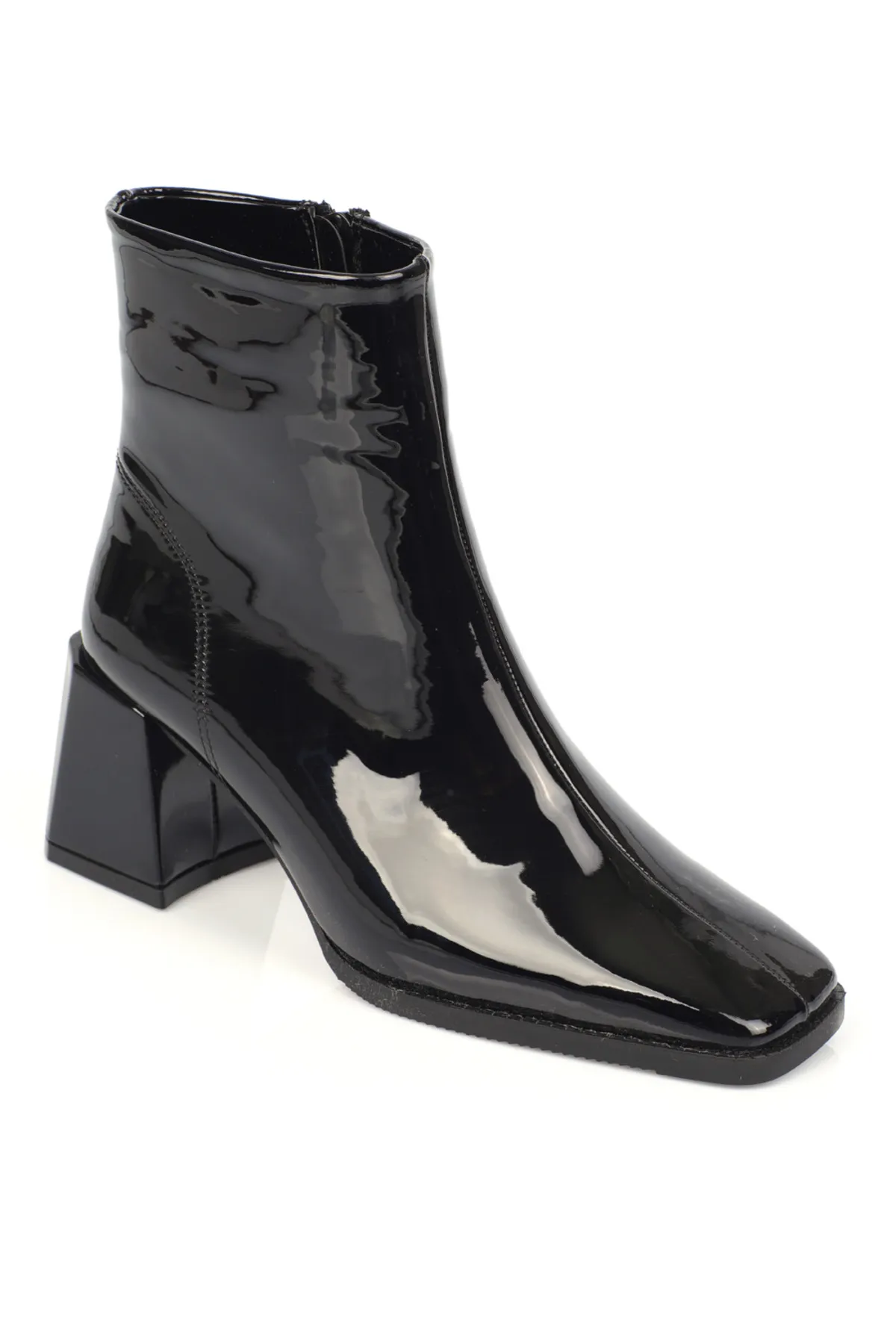 Capone Outfitters  Damenstiefel aus Lackleder mit stumpfer Zehenpartie und detailliertem Seitenreißverschluss