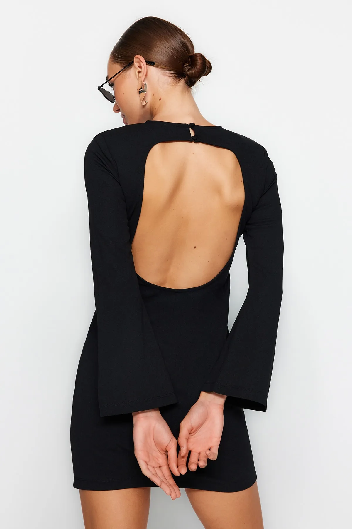 Trendyol Collection  Schwarzes rückenfreies, figurbetontes Mini-Bleistiftkleid aus Stretch-Strick mit spanischen Ärmeln TWOAW24EL00121
