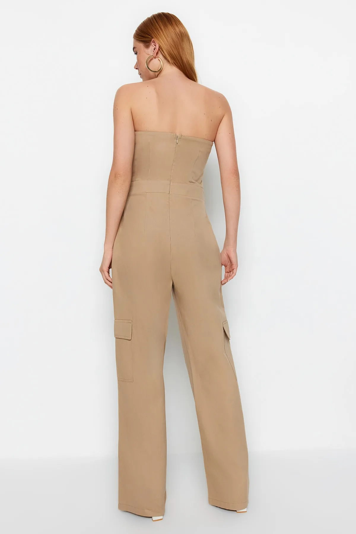 Trendyol Collection  Kamelfarbener, gewebter Jumpsuit mit trägerlosem Kragen und Cargotasche TWOSS23TU00192
