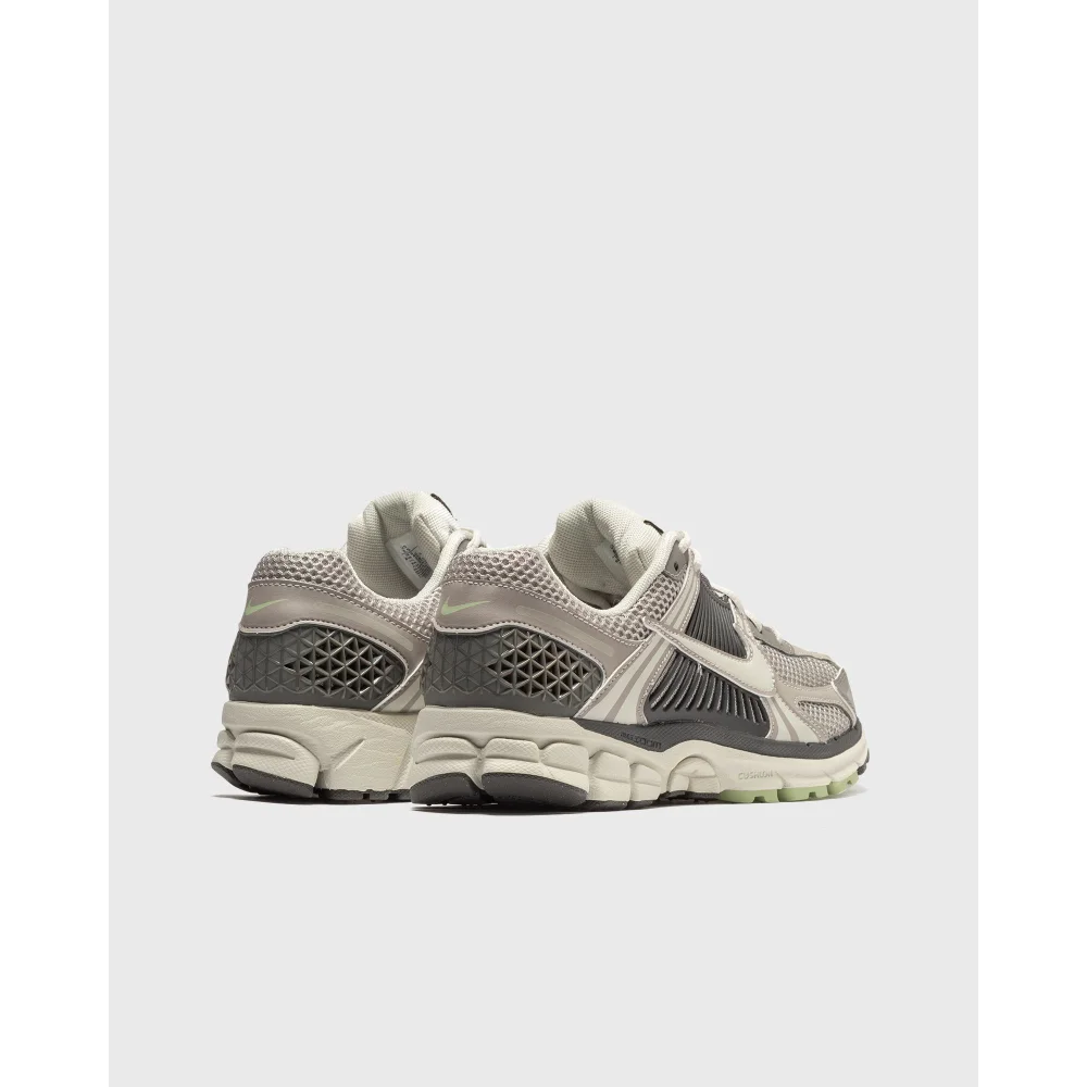 Nike Wmns Zoom Vomero 5 FB8825 001 / grau