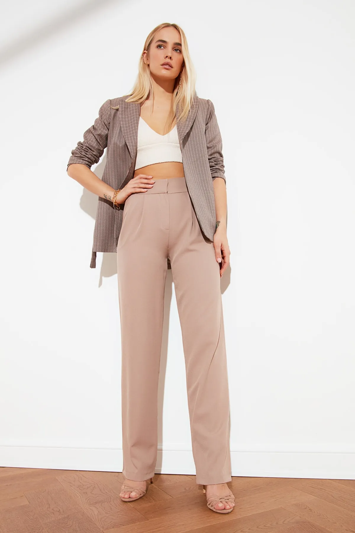 Trendyol Collection  Nerzfarbene, plissierte Webhose mit weitem Bein TWOSS19WX0017