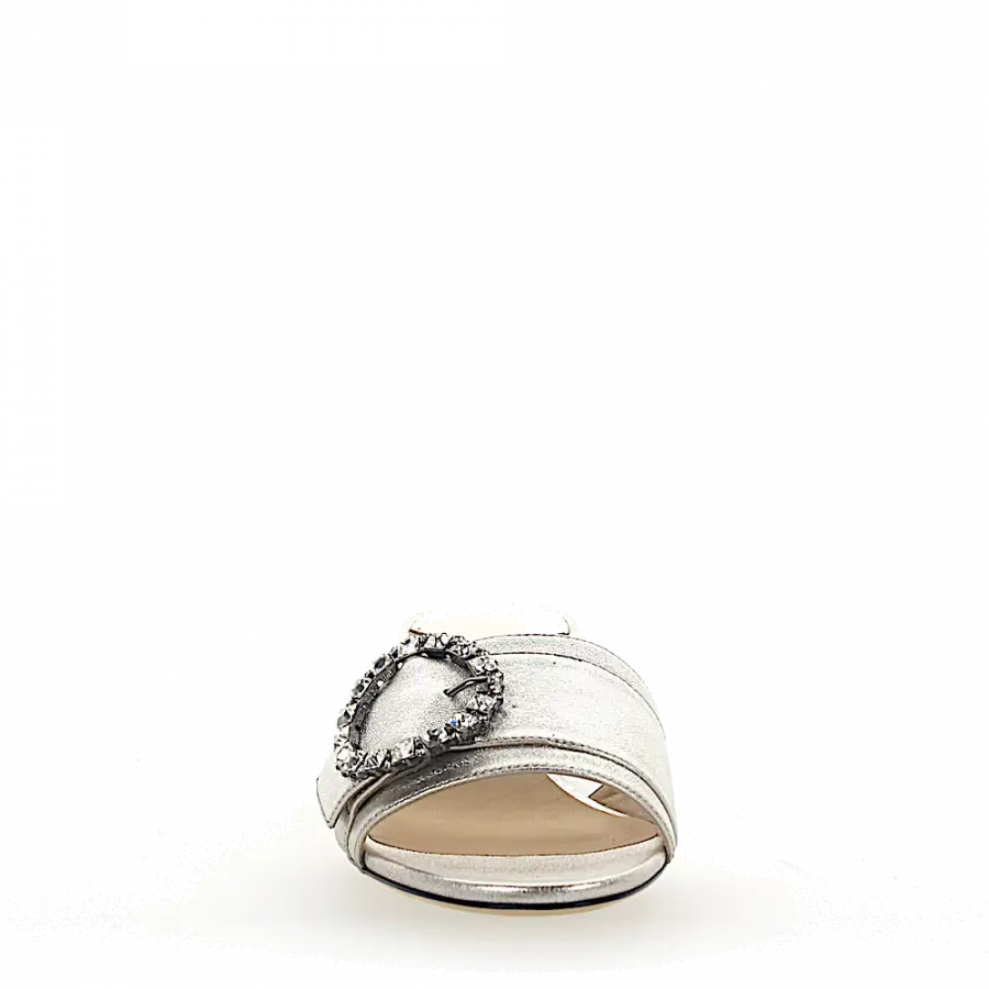 Jimmy Choo - Pantoletten GRANGER 35 Nappaleder silber Zierschnalle schmucksteine - silber
