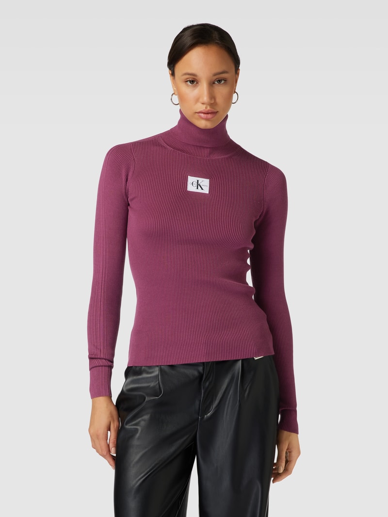Rollkragenpullover in Ripp-Optik mit Label-Patch in aubergine