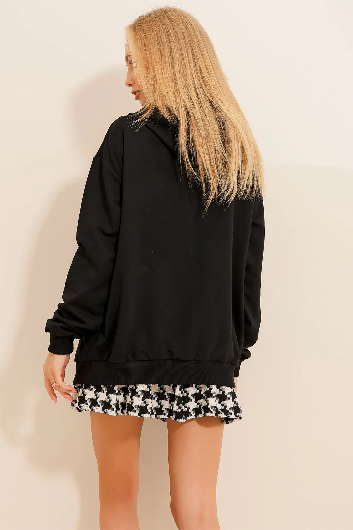 Trend Alaçatı Stili  Schwarzes saisonales Damen-Sweatshirt mit Kapuze, doppelter Tasche und Reißverschluss ALC-667-001
