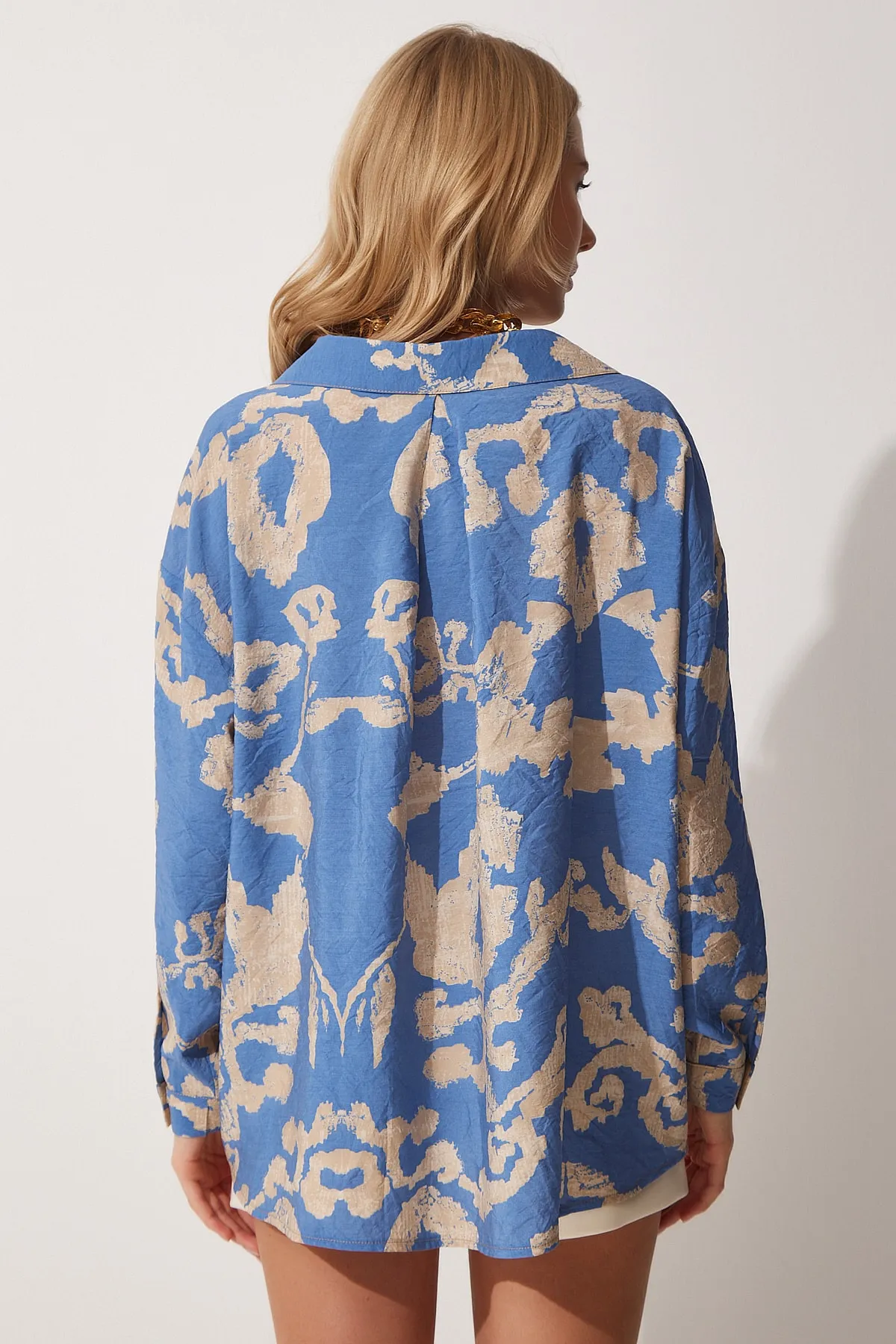 Happiness İstanbul  Blaues gemustertes Oversize-Hemd aus Baumwollsatin für Damen OH00044