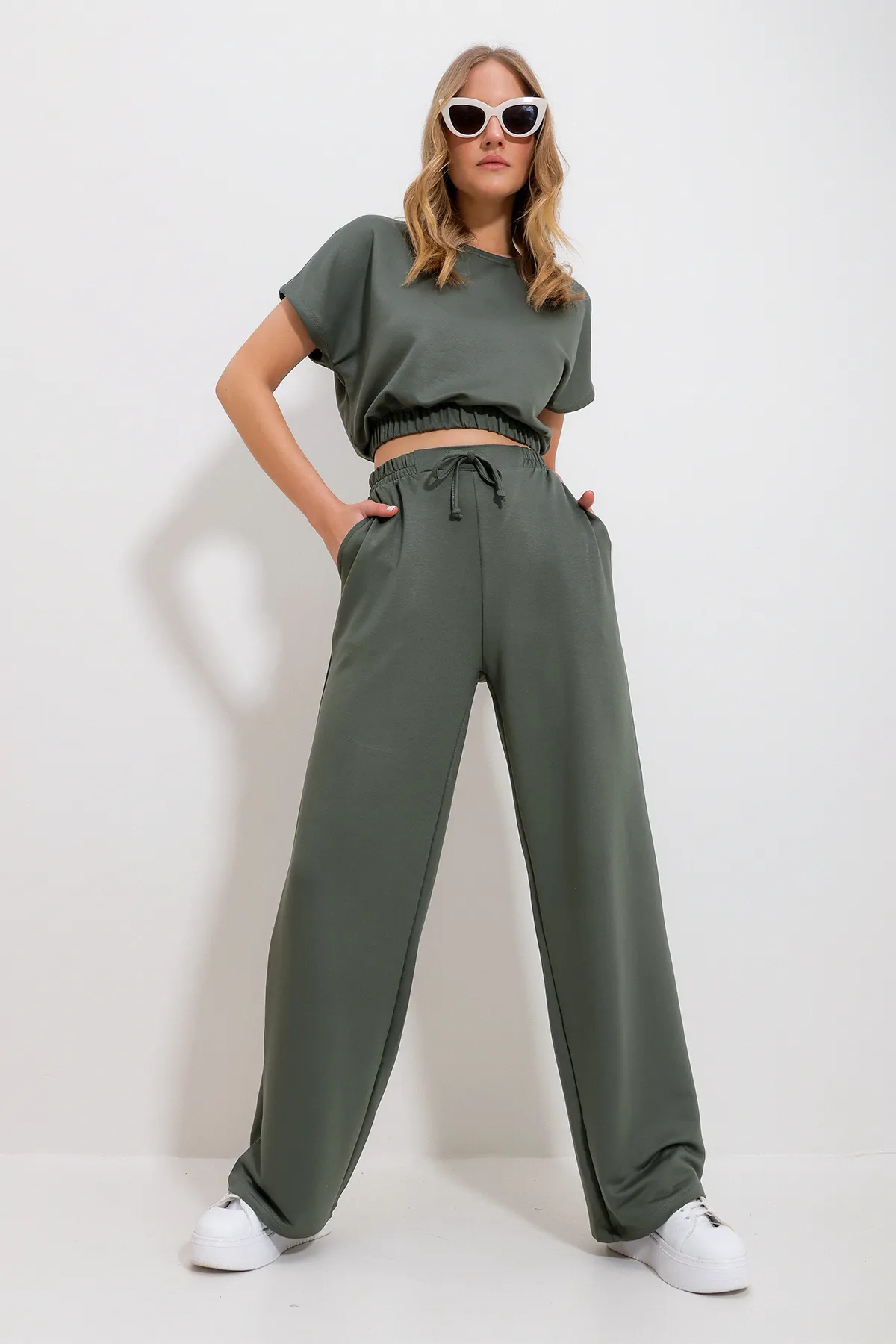 Trend Alaçatı Stili  Khakifarbenes Damen-Doppelset mit kurzer Bluse und Palazzo-Hose mit Rundhalsausschnitt und zwei Taschen ALC-X11895