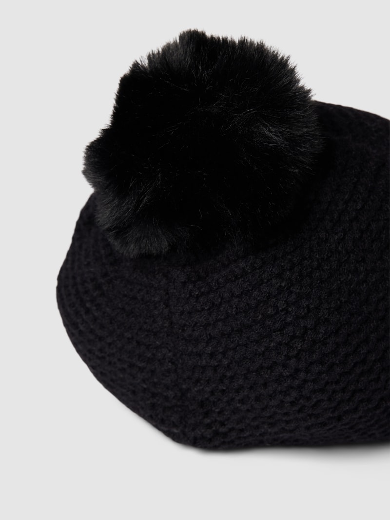 Schirmmütze mit Bommel in schwarz
