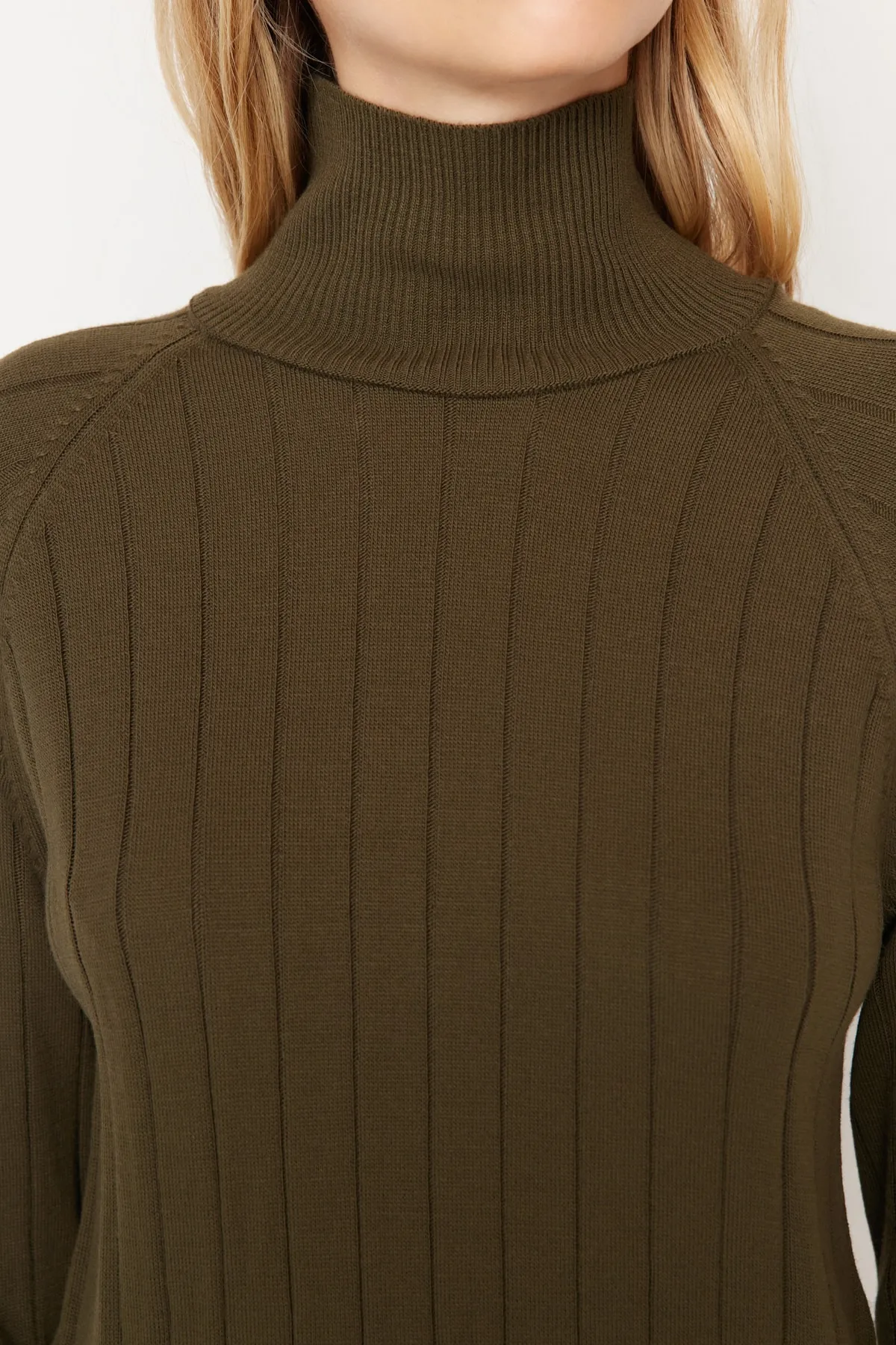 Trendyol Modest  Braunes Strickset aus geripptem Rollkragenpullover und Hose TCTAW23US00002