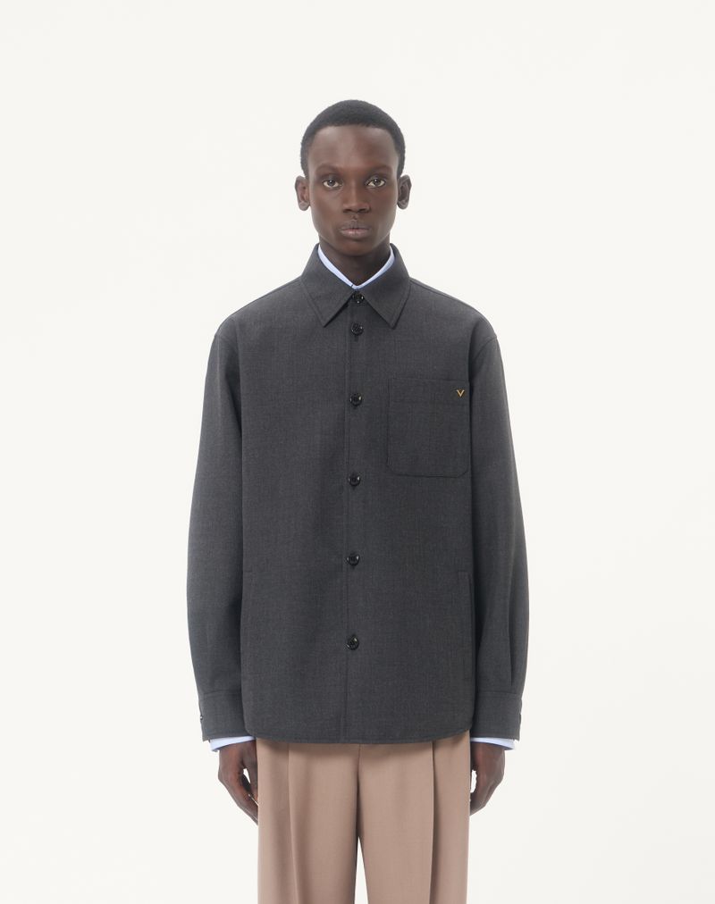 Jaqueta camisa Valentino em gabardine de nylon com detalhes dourados.