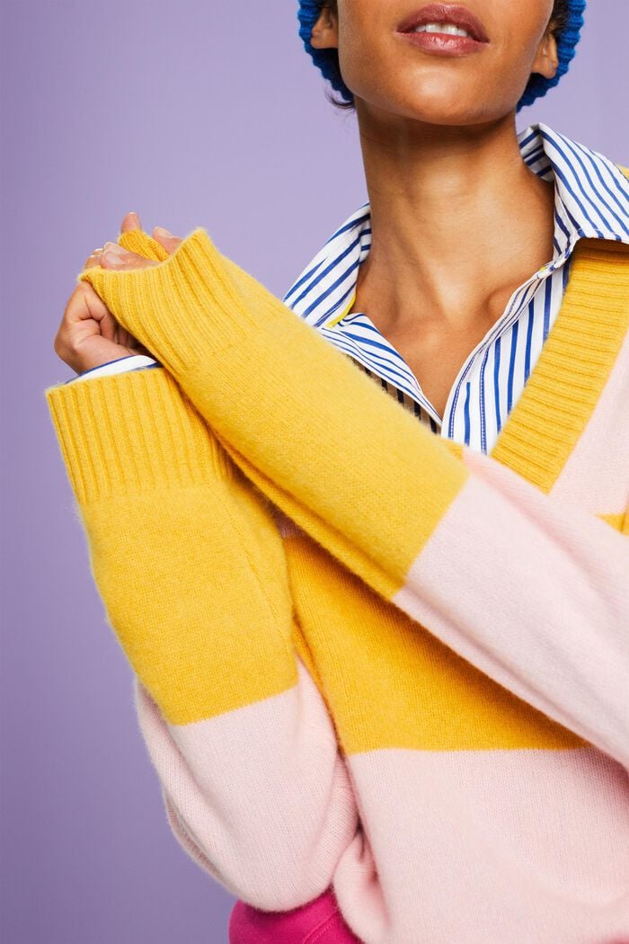 Kaschmirpullover mit Rugbystreifen und V-Ausschnitt