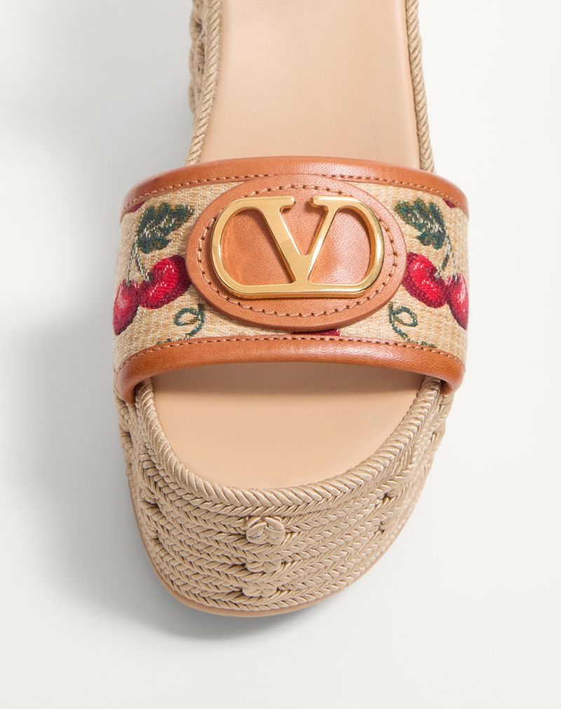 Sandália de plataforma VLogo Signature em ráfia jacquard com estampa de cereja, 120 mm