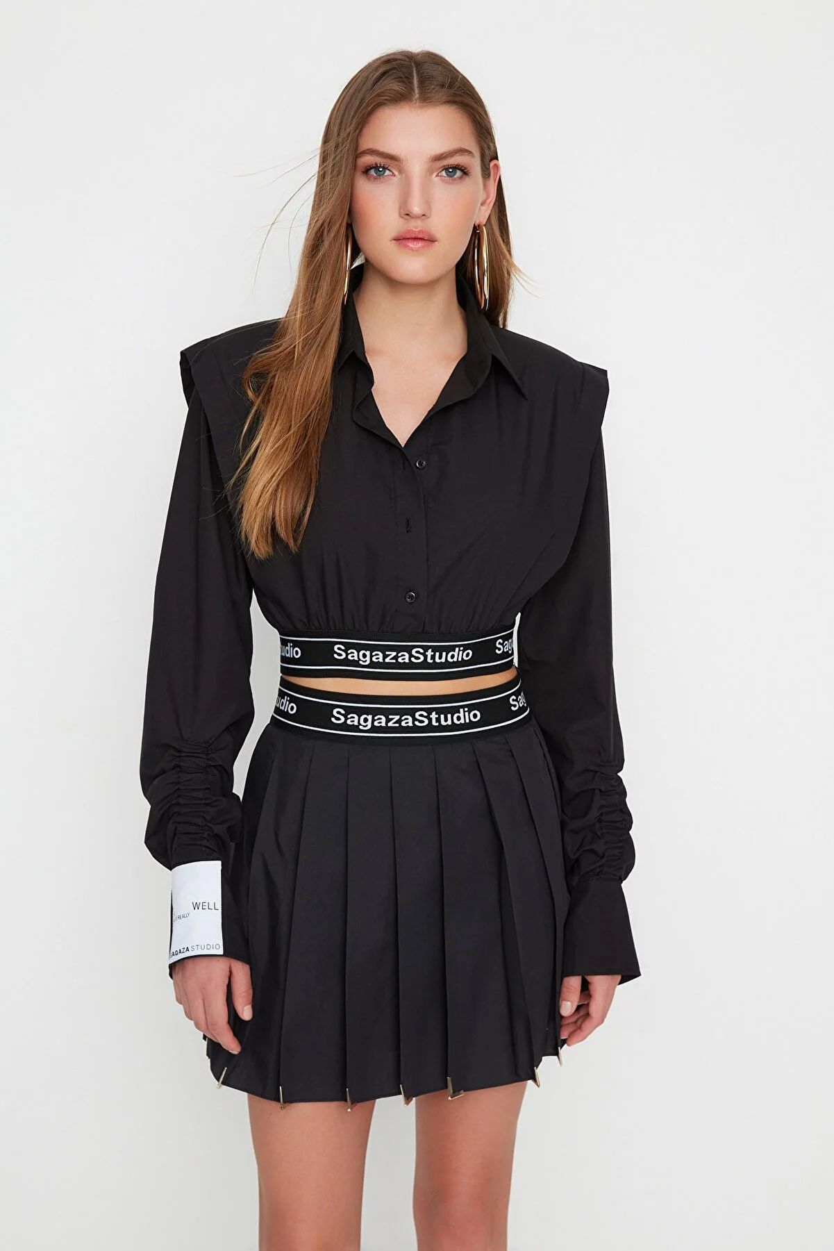 Trendyol Collection  Schwarzes, bauchfreies Hemd mit Details