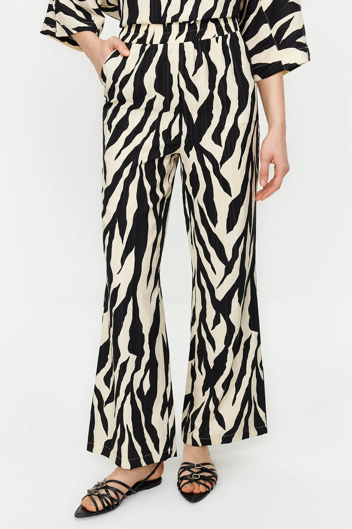 Trendyol Modest  Nerzfarbenes Tunika-Hose-Set mit drei Viertelärmeln und Zebramuster, gewebtes Unterteil und Oberteil TCTSS24US00020