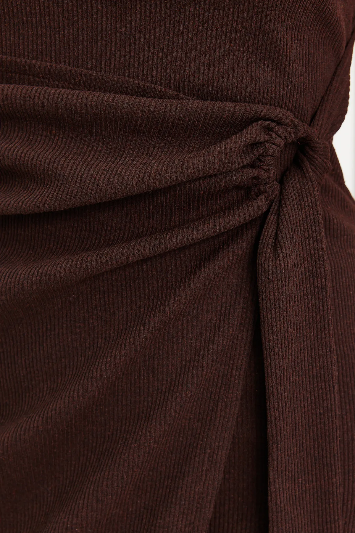 Trendyol Collection  Braunes Mini-Strickkleid mit Krawatte und Rundhalsausschnitt im Strick-Look TWOSS22EL0751