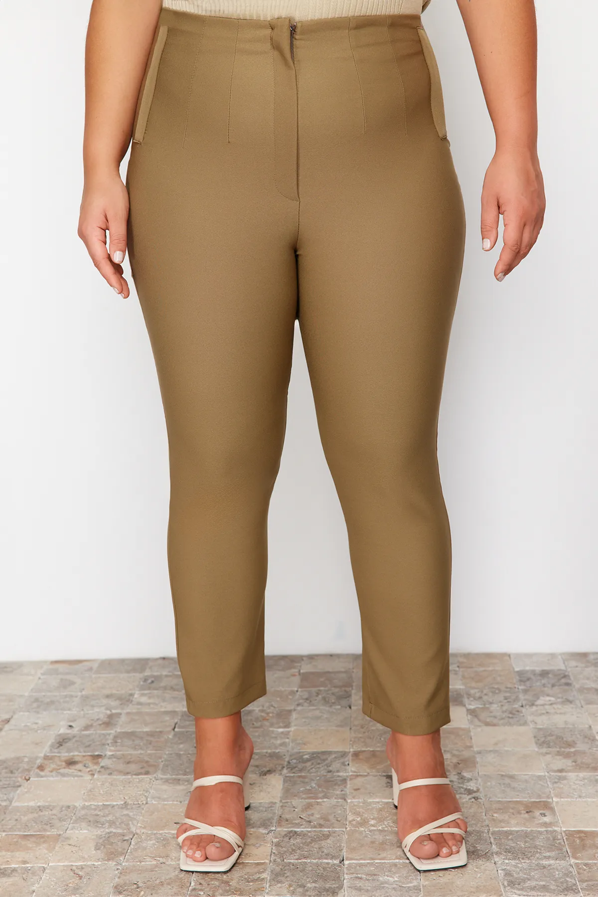 Trendyol Curve  Khakifarbene Zigarettenhose aus Webstoff TBBAW23AR00015