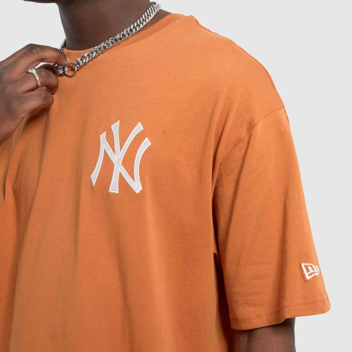 New Era – Orange t-shirt med essentials-motiv