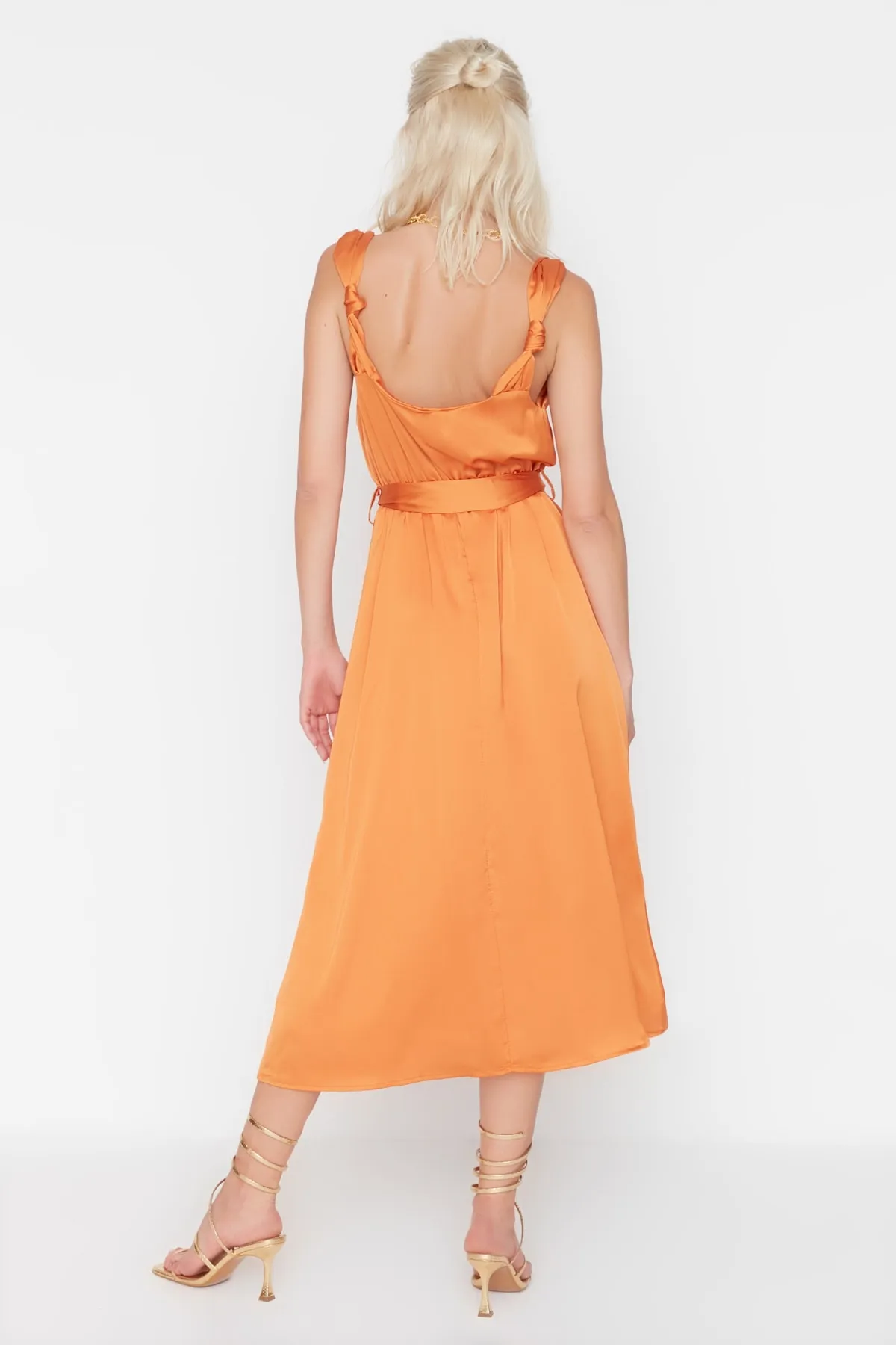 Trendyol Collection  Abendkleid mit gefliestem Schärpendetail TPRSS19BB0283