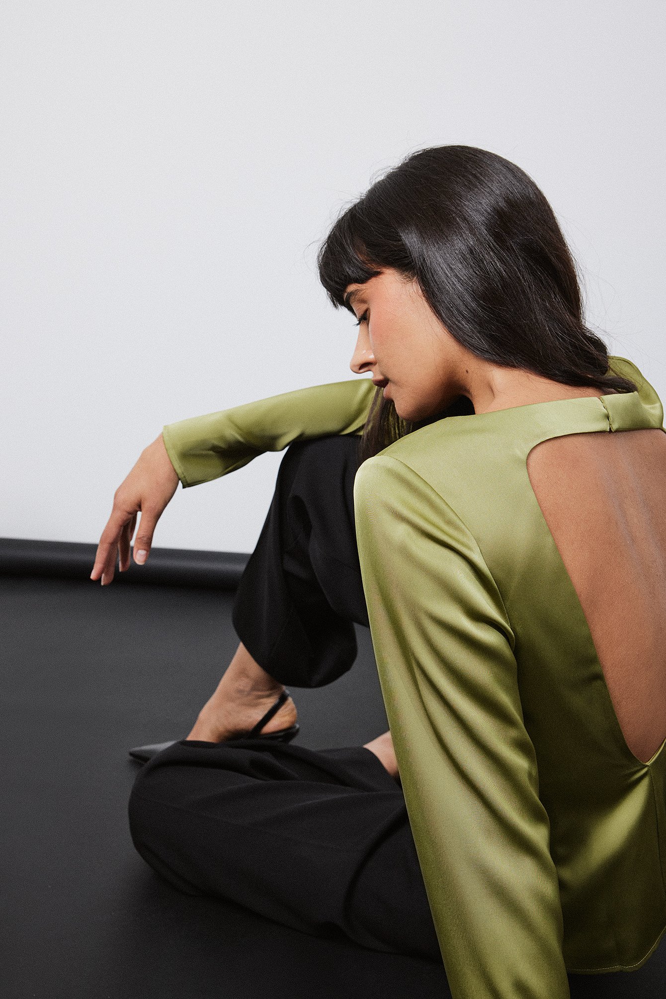 Asymmetrische Bluse mit offenem Rücken