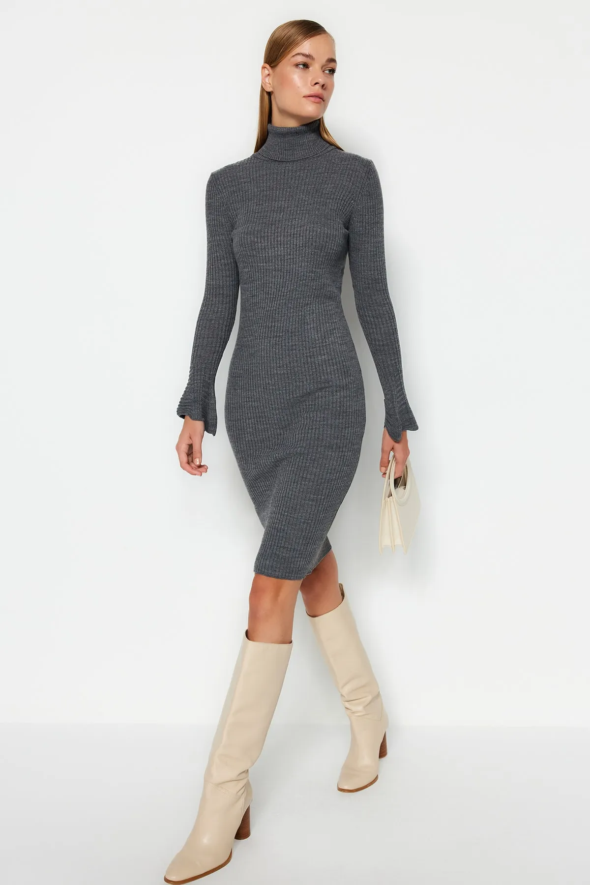 Trendyol Collection  Anthrazitfarbenes Mini-Strickkleid mit Volantärmeln TWOAW20YN0005