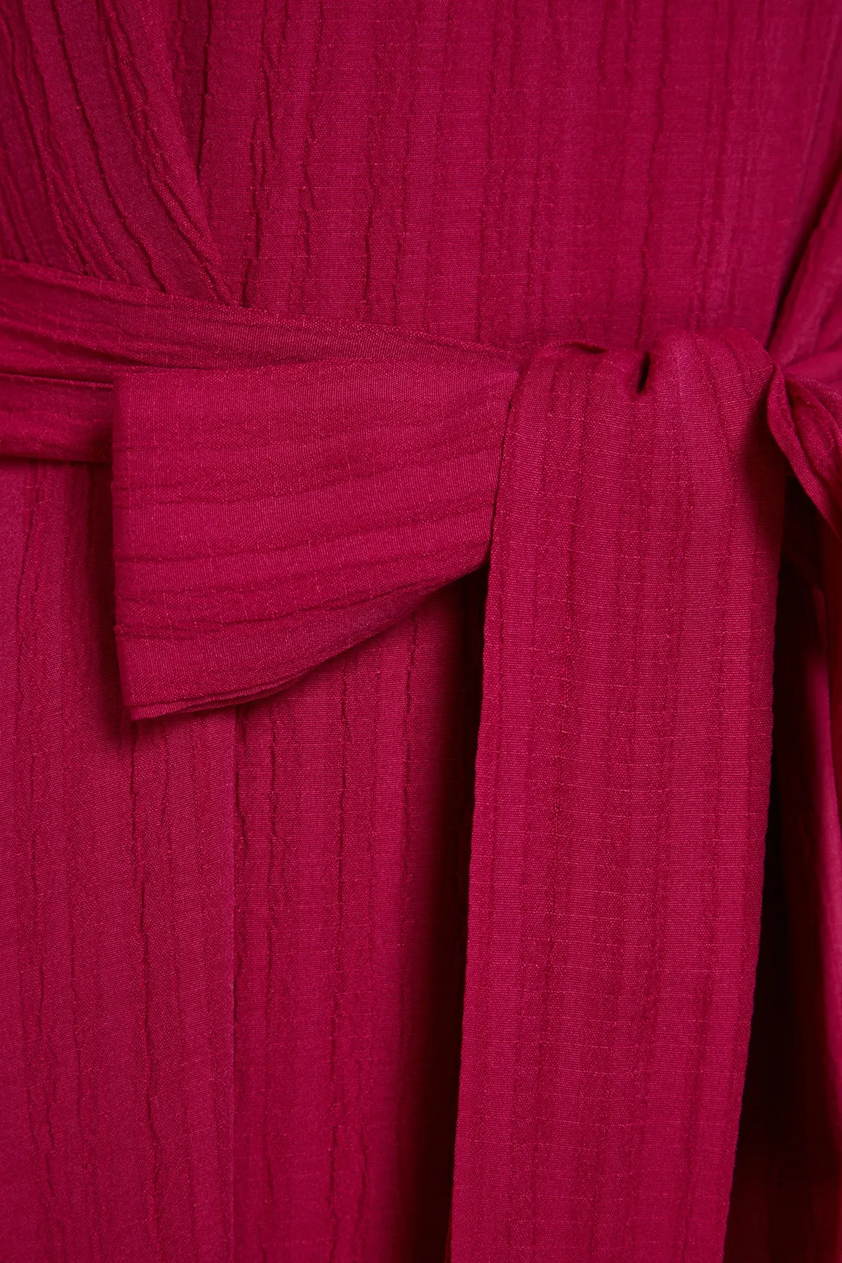 Trendyol Modest  Fuchsiafarbenes Kleid aus Viskose-Mischgewebe mit Schultergurt, Rüschenrock und Volantfutter TCTSS23EB00290