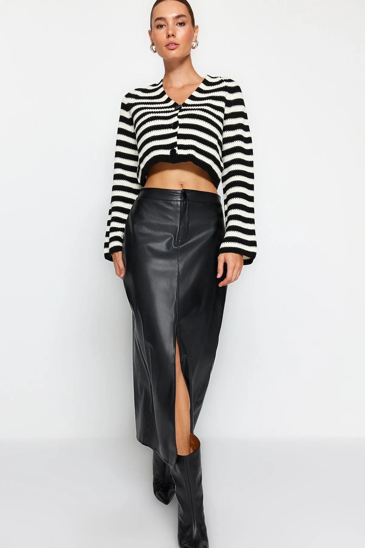Trendyol Collection  Schwarzer Schlitz Kunstleder High Waist Maxi Strickrock TWOAW24ET00198