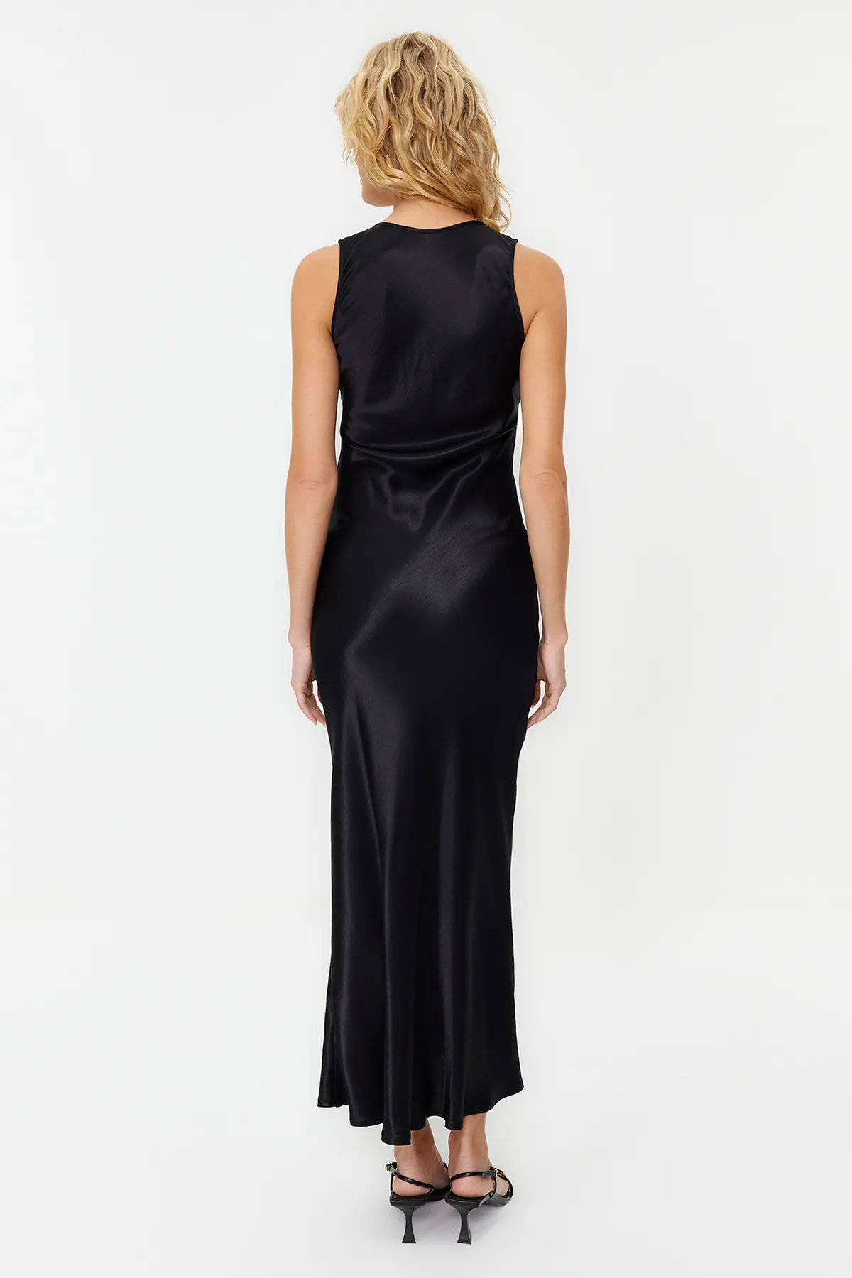 Trendyol Collection  Schwarzes, figurbetontes Midikleid aus gewebtem Satin TWOSS24EL00160
