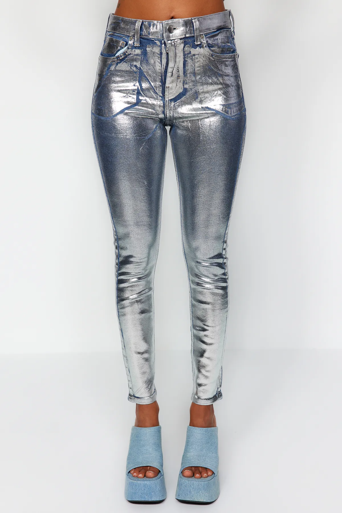Trendyol Collection  Graue, glänzende, metallisch bedruckte Röhrenjeans mit hoher Taille TWOAW24JE00223