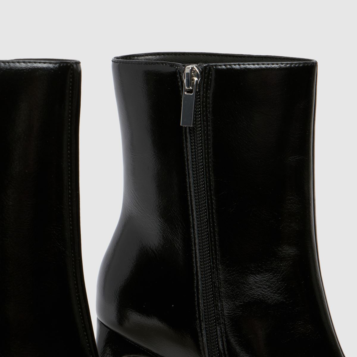 Schuh Becca – Svarta stövlar med fyrkantig tå och klack