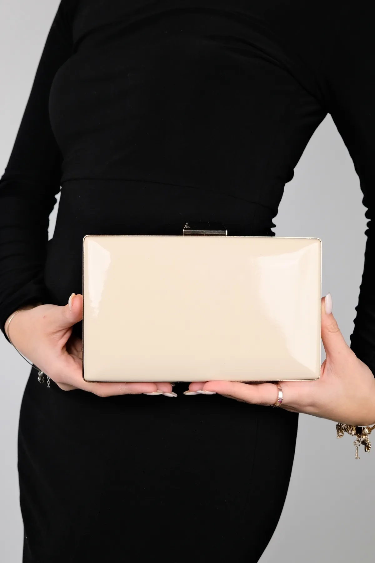 LuviShoes  DESTINY Abendtasche aus dunkelbeige Lackleder für Damen
