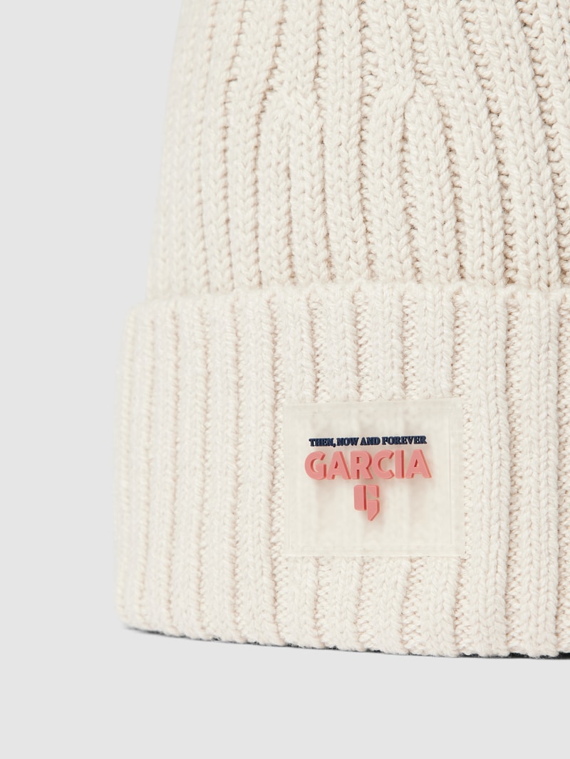 Mütze mit Label-Patch in offwhite
