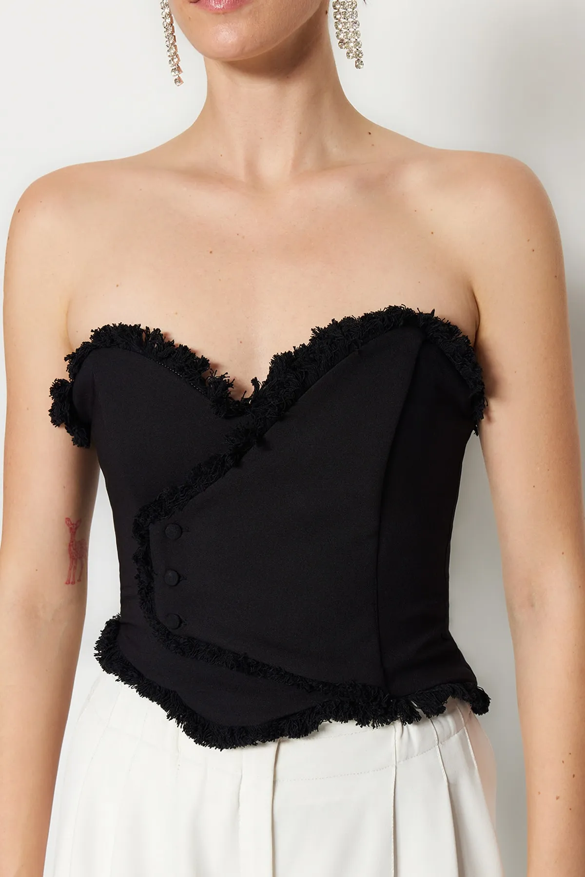 Trendyol Collection  Schwarzes, figurbetontes, gefüttertes Bustier mit gewebten Quasten TPRSS22BS0070