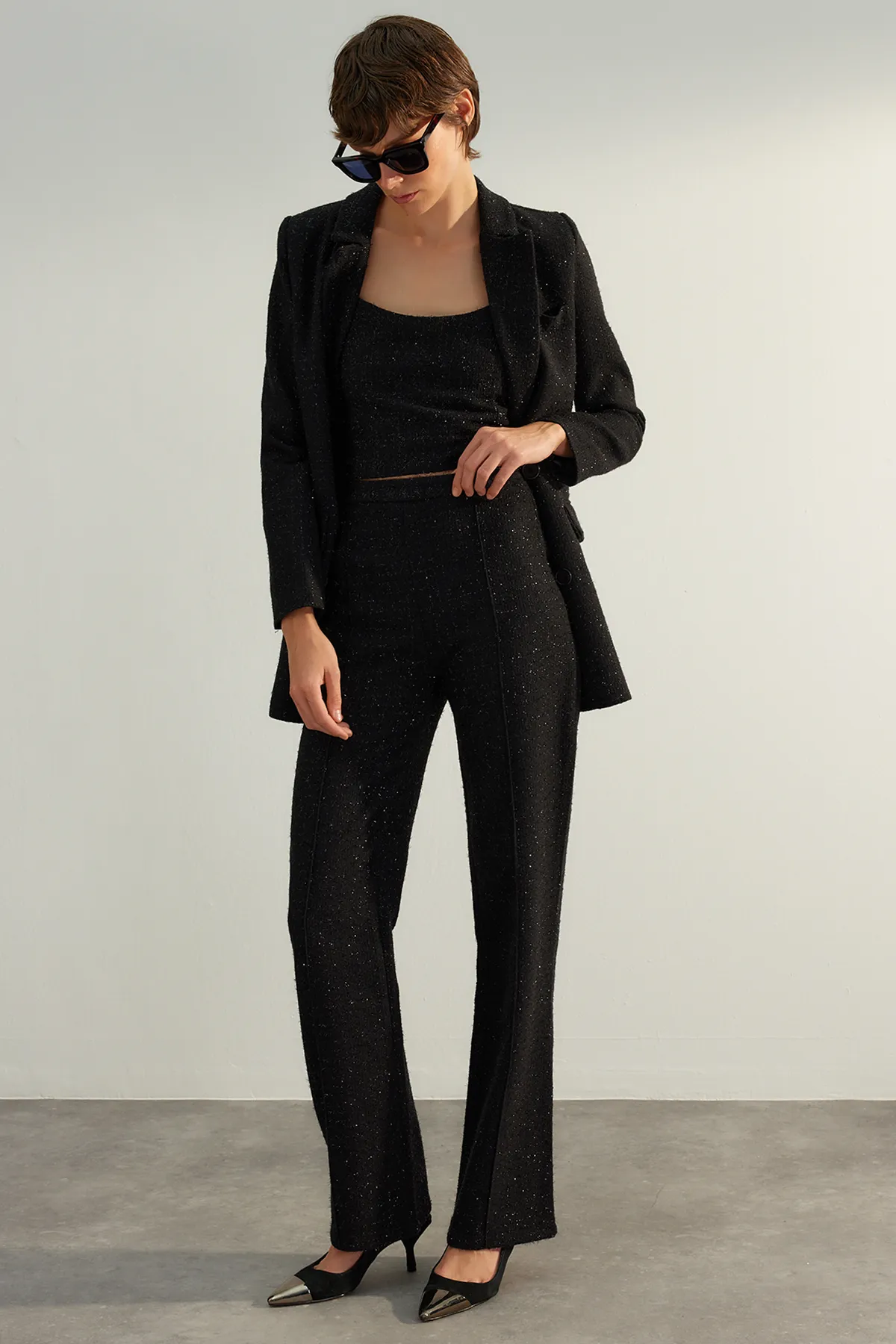 Trendyol Collection  Schwarze, gerade geschnittene, hochwertige Lurex-Hose mit Vorfachgewebe zum Aufbügeln in Schwarz TWOAW24PL00299