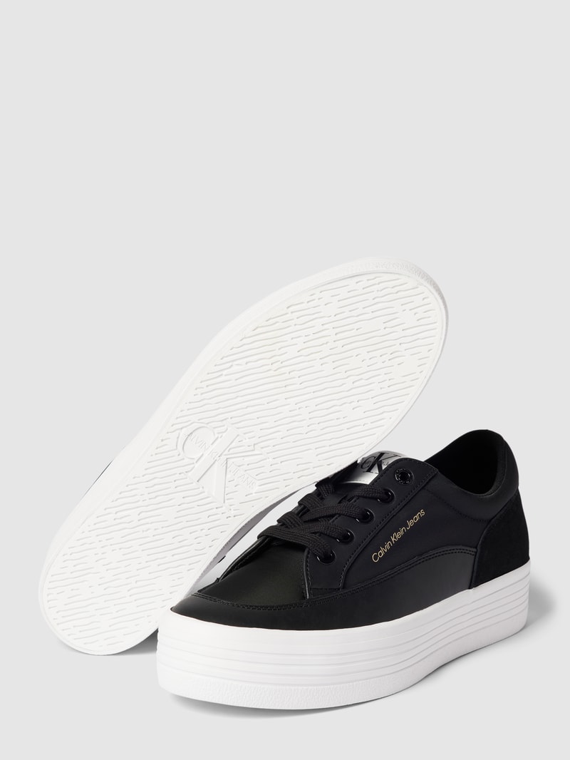 Plateau-Sneaker mit Label-Details in schwarz