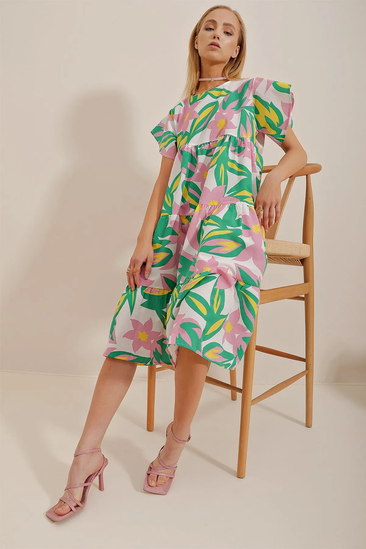 Trend Alaçatı Stili  Damen-Popelinekleid mit Rundhalsausschnitt, Volant und Blumenmuster in Rosa ALC-X10241